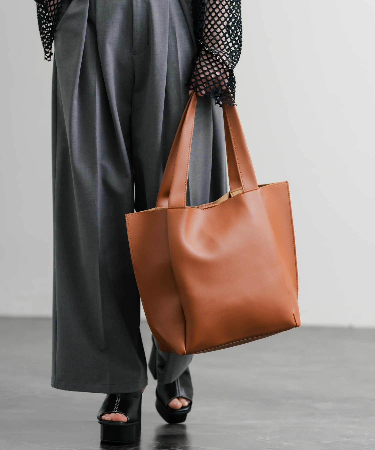 ロッキーモンロー Rocky Monroe トートバッグ 肩掛け ポーチ メンズ レディース フェイクレザー PU 合成皮革 ショルダー 手提げ サブ 鞄 A4収納 モード シンプル 14772 （ベージュ） ベージュ