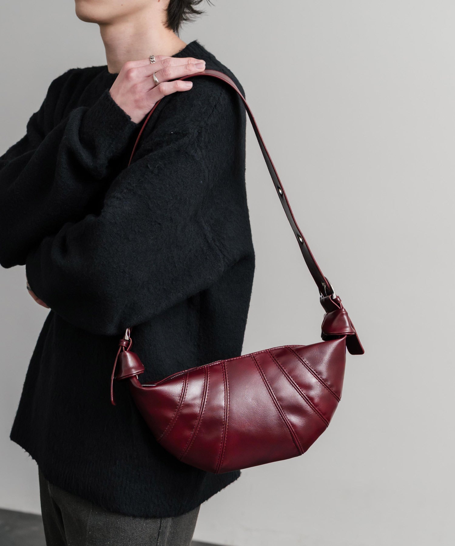 ロッキーモンロー Rocky Monroe ボディバッグ ショルダー クロワッサン型 無地 メンズ レディース ミニ サブ 肩掛け 斜め掛け 鞄 PUレザー 合成皮革 軽量 旅行 フェス 15510 （ブラック） ブラック