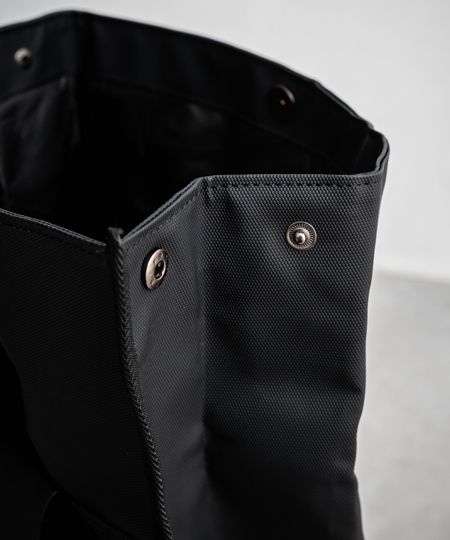 ロッキーモンロー Rocky Monroe デイパック バックパック リュック ロールトップ メンズ レディース 鞄 A4収納 大容量 カジュアル ストリート シンプル スポーツ アウトドア 15512 （ブラック） ブラック