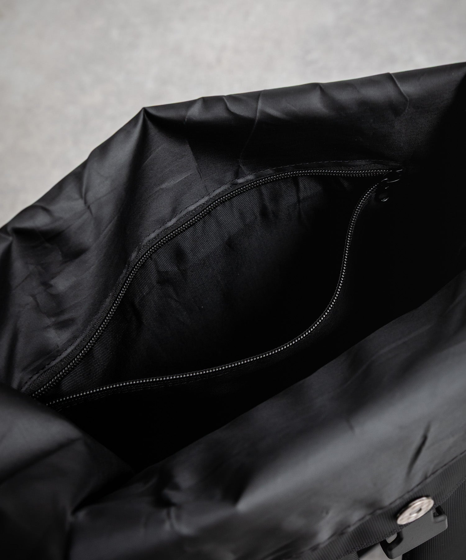 ロッキーモンロー Rocky Monroe デイパック バックパック リュック ロールトップ メンズ レディース 鞄 A4収納 大容量 カジュアル ストリート シンプル スポーツ アウトドア 15512 （ブラック） ブラック