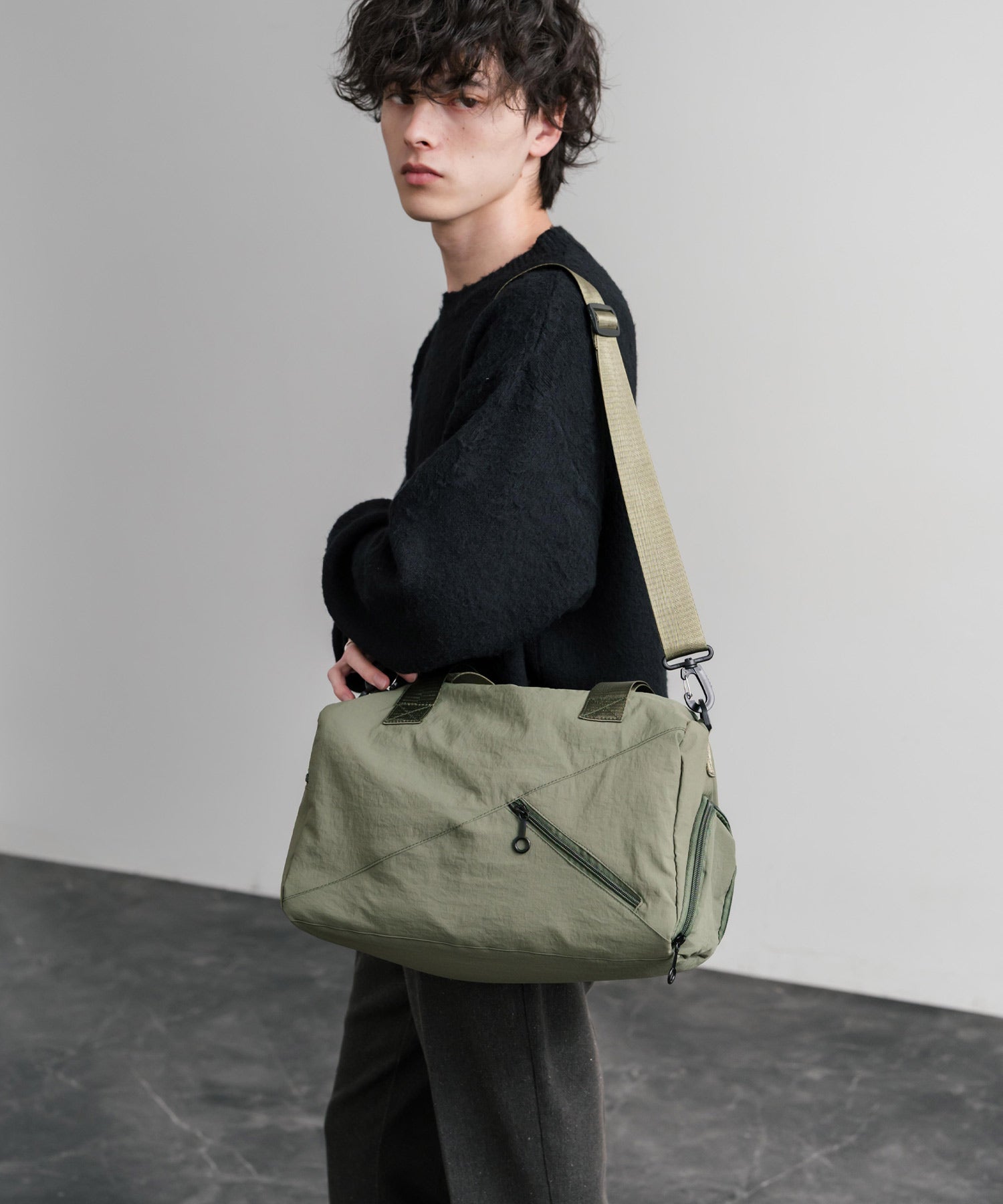 ロッキーモンロー Rocky Monroe ボストンバッグ 2WAY ショルダー ハンドル 大容量 メンズ レディース サブ キャリーオンベルト 肩掛け 斜め掛け 鞄 A4 軽量 無地  15508 （グリーン） グリーン