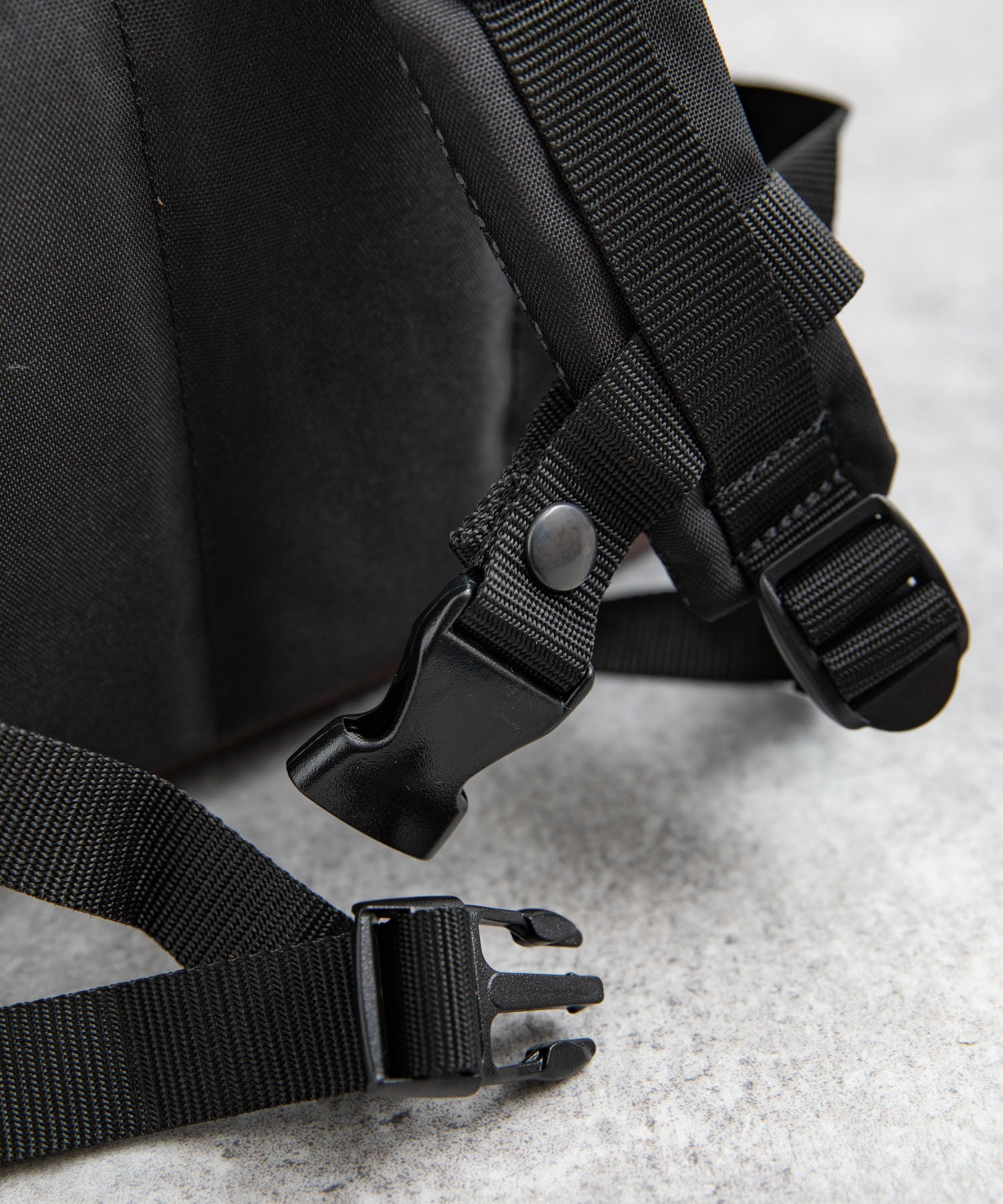 ロッキーモンロー Rocky Monroe リュック バックパック メンズ バッグ 鞄 大容量 本革 牛革 レザー コーデュラ610P ロールトップ カジュアル アウトドア 旅行 通勤 通学 日本製 国産 （ブラック） ブラック