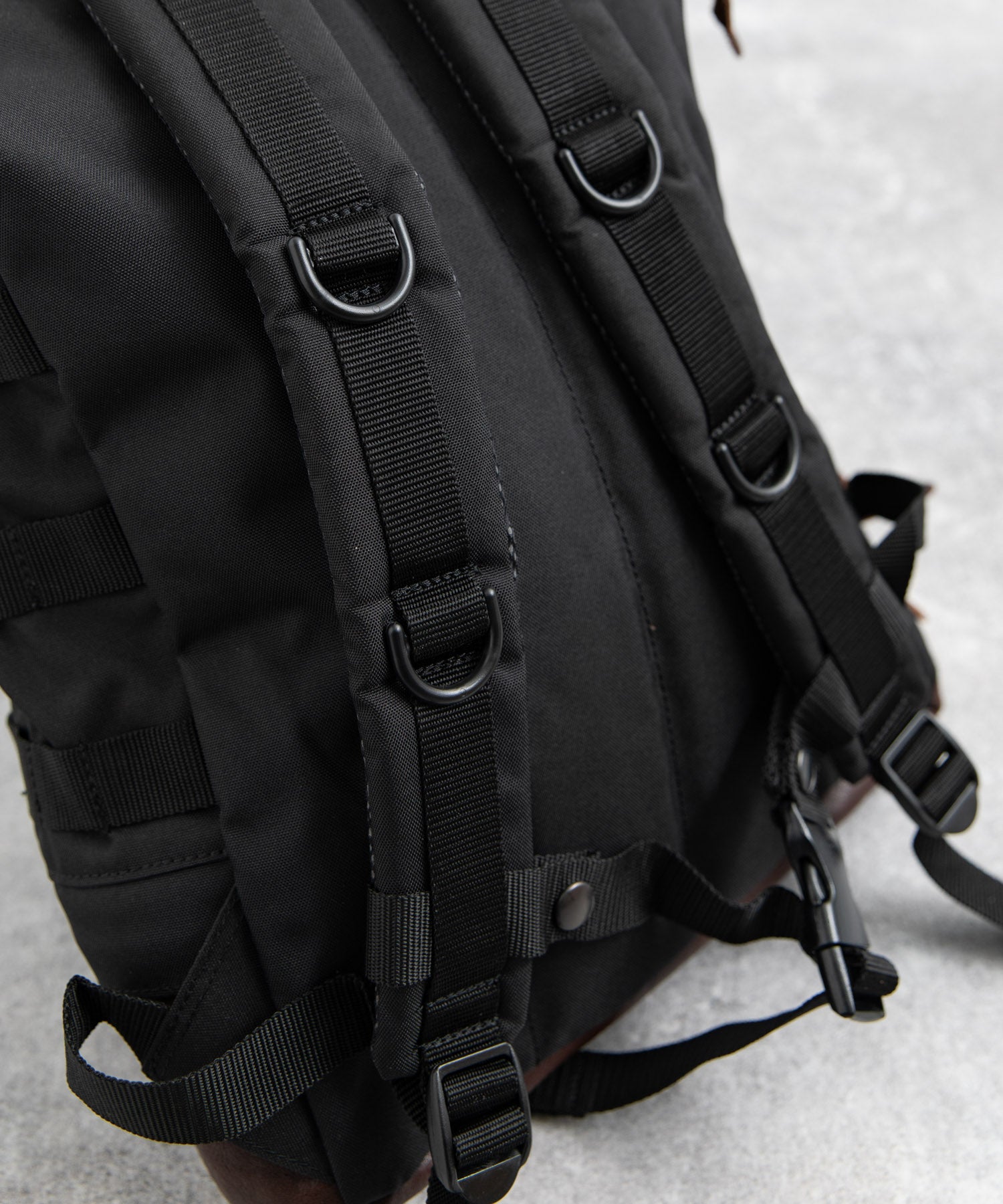 ロッキーモンロー Rocky Monroe リュック バックパック メンズ バッグ 鞄 大容量 本革 牛革 レザー コーデュラ610P ロールトップ カジュアル アウトドア 旅行 通勤 通学 日本製 国産 （ブラック） ブラック