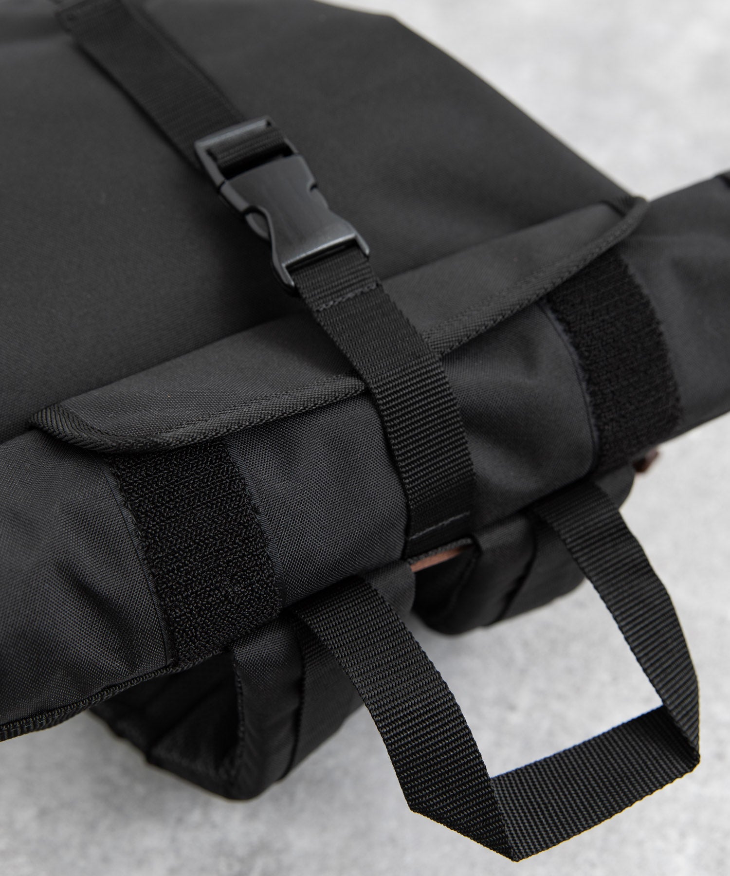 ロッキーモンロー Rocky Monroe リュック バックパック メンズ バッグ 鞄 大容量 本革 牛革 レザー コーデュラ610P ロールトップ カジュアル アウトドア 旅行 通勤 通学 日本製 国産 （ブラック） ブラック