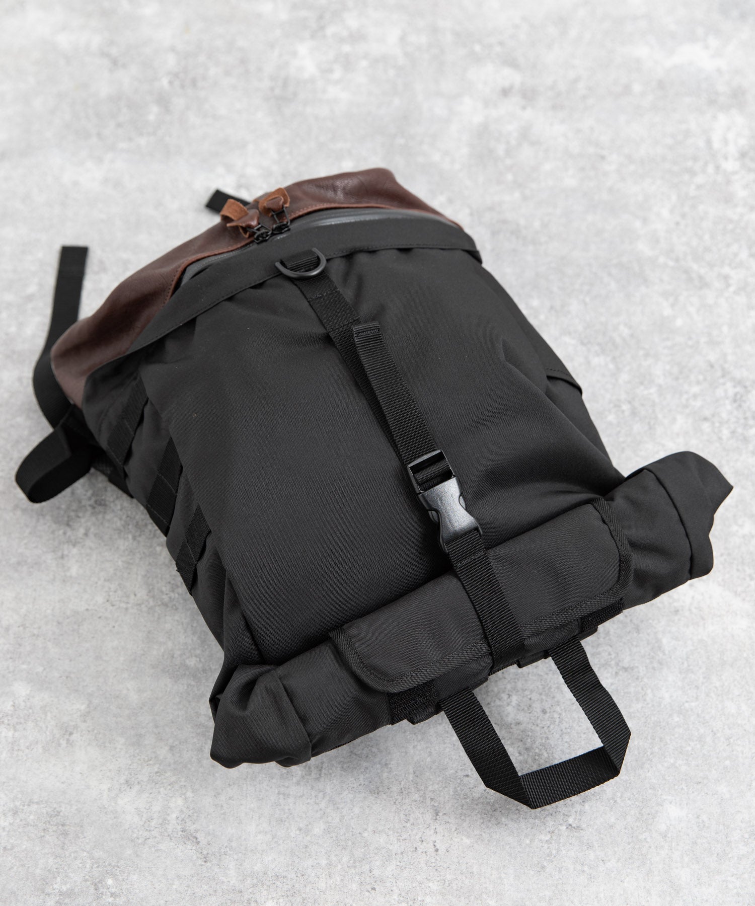 ロッキーモンロー Rocky Monroe リュック バックパック メンズ バッグ 鞄 大容量 本革 牛革 レザー コーデュラ610P ロールトップ カジュアル アウトドア 旅行 通勤 通学 日本製 国産 （ブラック） ブラック