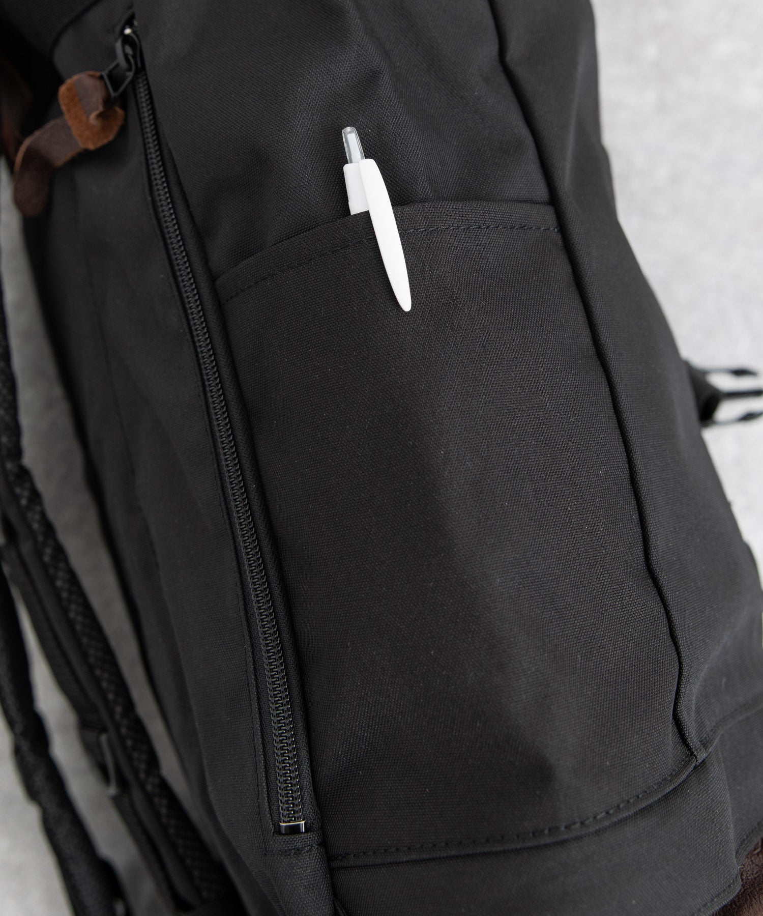 ロッキーモンロー Rocky Monroe リュック バックパック メンズ バッグ 鞄 大容量 本革 牛革 レザー コーデュラ610P ロールトップ カジュアル アウトドア 旅行 通勤 通学 日本製 国産 （ブラック） ブラック