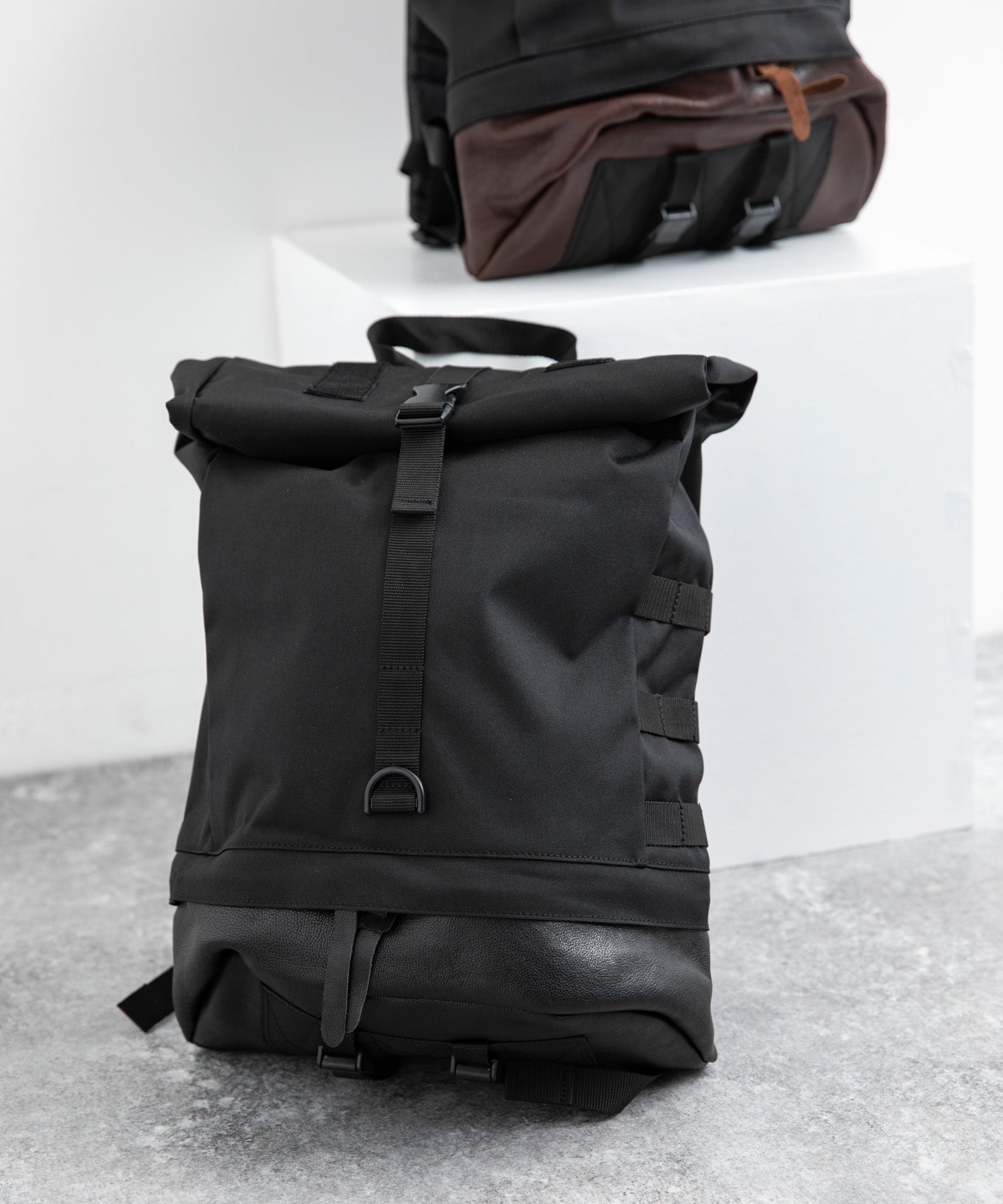 ロッキーモンロー Rocky Monroe リュック バックパック メンズ バッグ 鞄 大容量 本革 牛革 レザー コーデュラ610P ロールトップ カジュアル アウトドア 旅行 通勤 通学 日本製 国産 （ブラック） ブラック