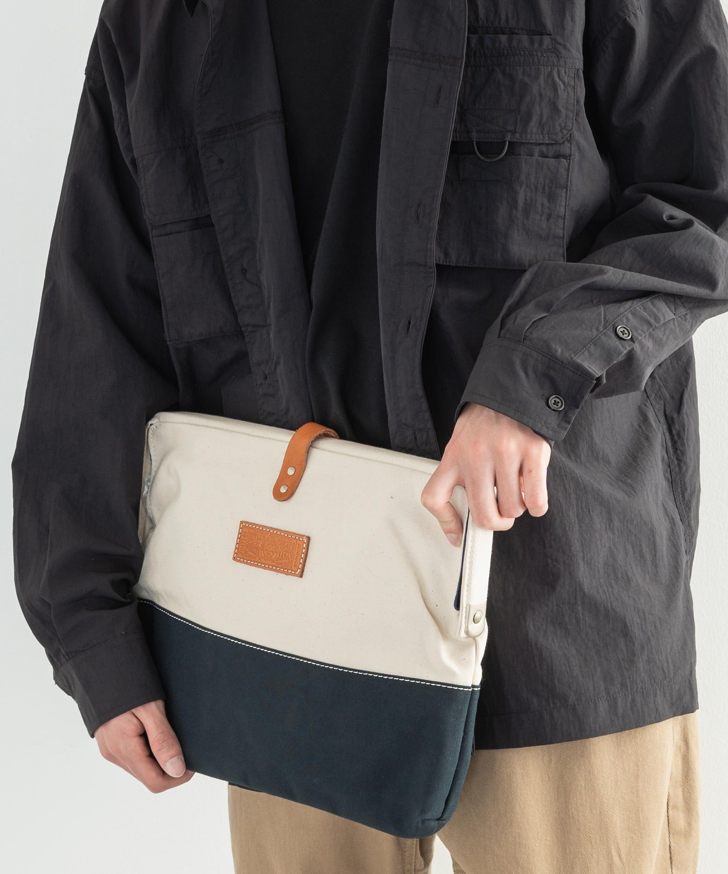 ロッキーモンロー Rocky Monroe クラッチバッグ メンズ レディース 鞄 口枠 日本製 国産 カジュアル シンプル キャンバス 綿 コットン 収納力抜群 散歩 PC タブレット がま口 Butl （ネイビー×キナリ） ネイビー×キナリ