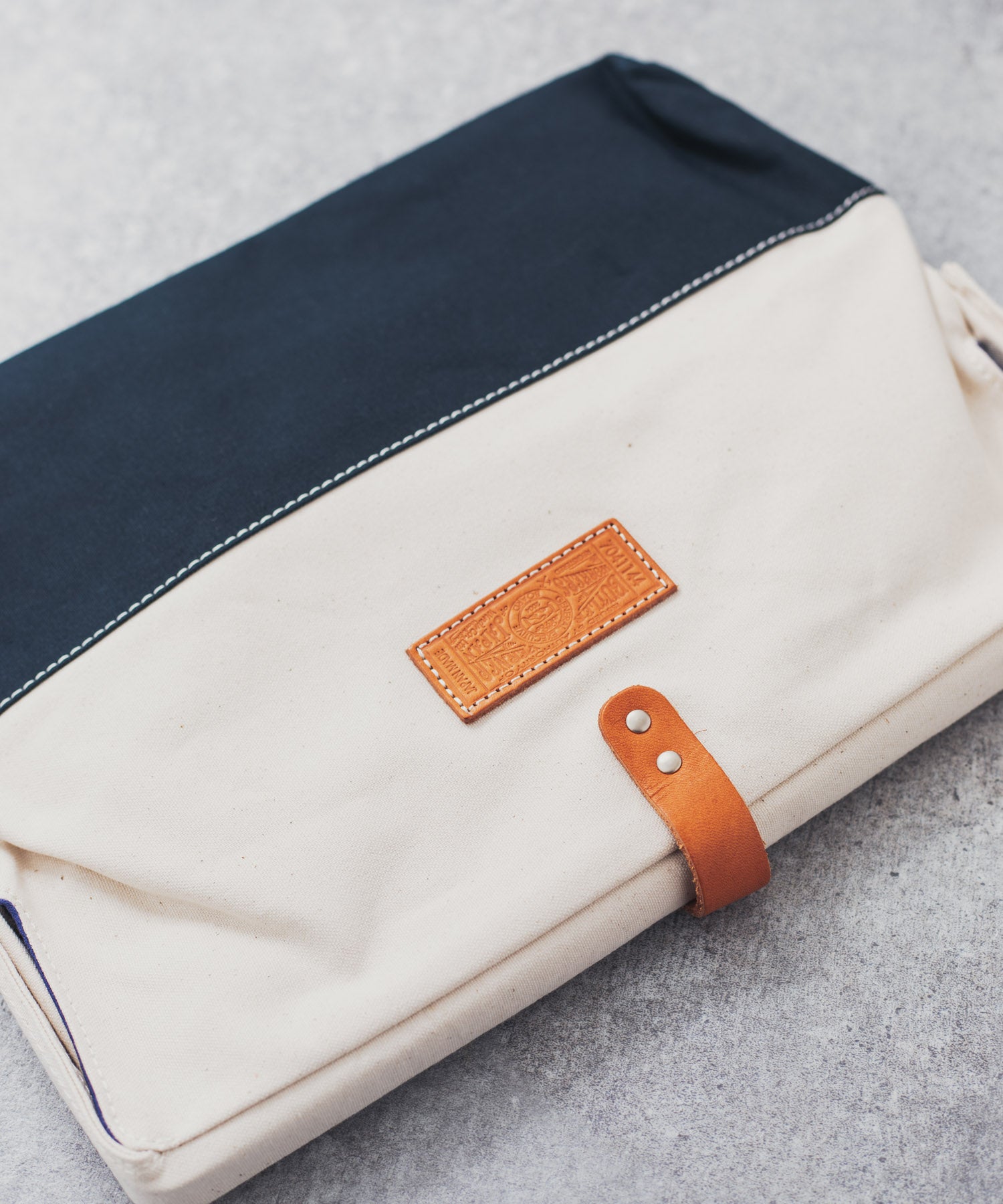 ロッキーモンロー Rocky Monroe クラッチバッグ メンズ レディース 鞄 口枠 日本製 国産 カジュアル シンプル キャンバス 綿 コットン 収納力抜群 散歩 PC タブレット がま口 Butl （ネイビー×キナリ） ネイビー×キナリ