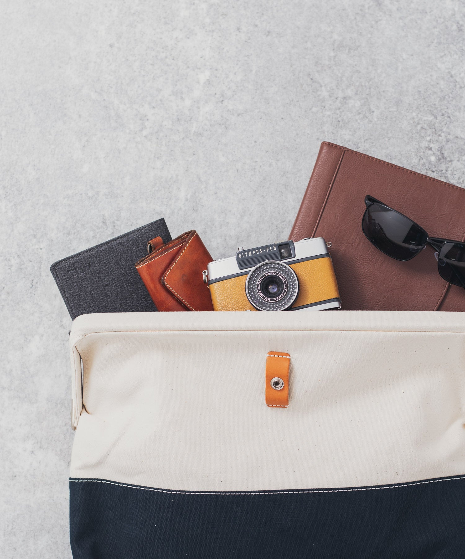 ロッキーモンロー Rocky Monroe クラッチバッグ メンズ レディース 鞄 口枠 日本製 国産 カジュアル シンプル キャンバス 綿 コットン 収納力抜群 散歩 PC タブレット がま口 Butl （ネイビー×キナリ） ネイビー×キナリ