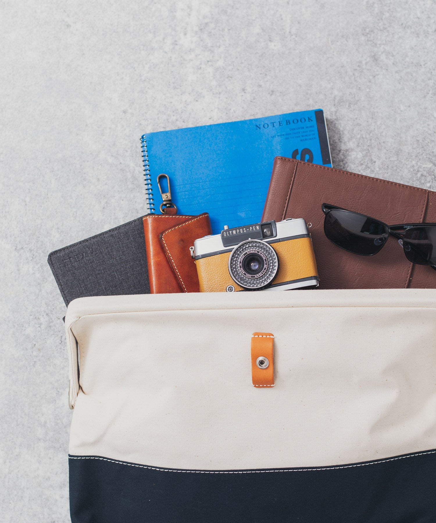 ロッキーモンロー Rocky Monroe クラッチバッグ メンズ レディース 鞄 口枠 日本製 国産 カジュアル シンプル キャンバス 綿 コットン 収納力抜群 散歩 PC タブレット がま口 Butl （ネイビー×キナリ） ネイビー×キナリ