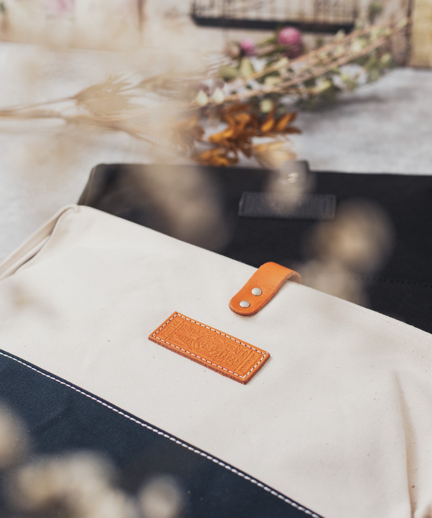 ロッキーモンロー Rocky Monroe クラッチバッグ メンズ レディース 鞄 口枠 日本製 国産 カジュアル シンプル キャンバス 綿 コットン 収納力抜群 散歩 PC タブレット がま口 Butl （ネイビー×キナリ） ネイビー×キナリ