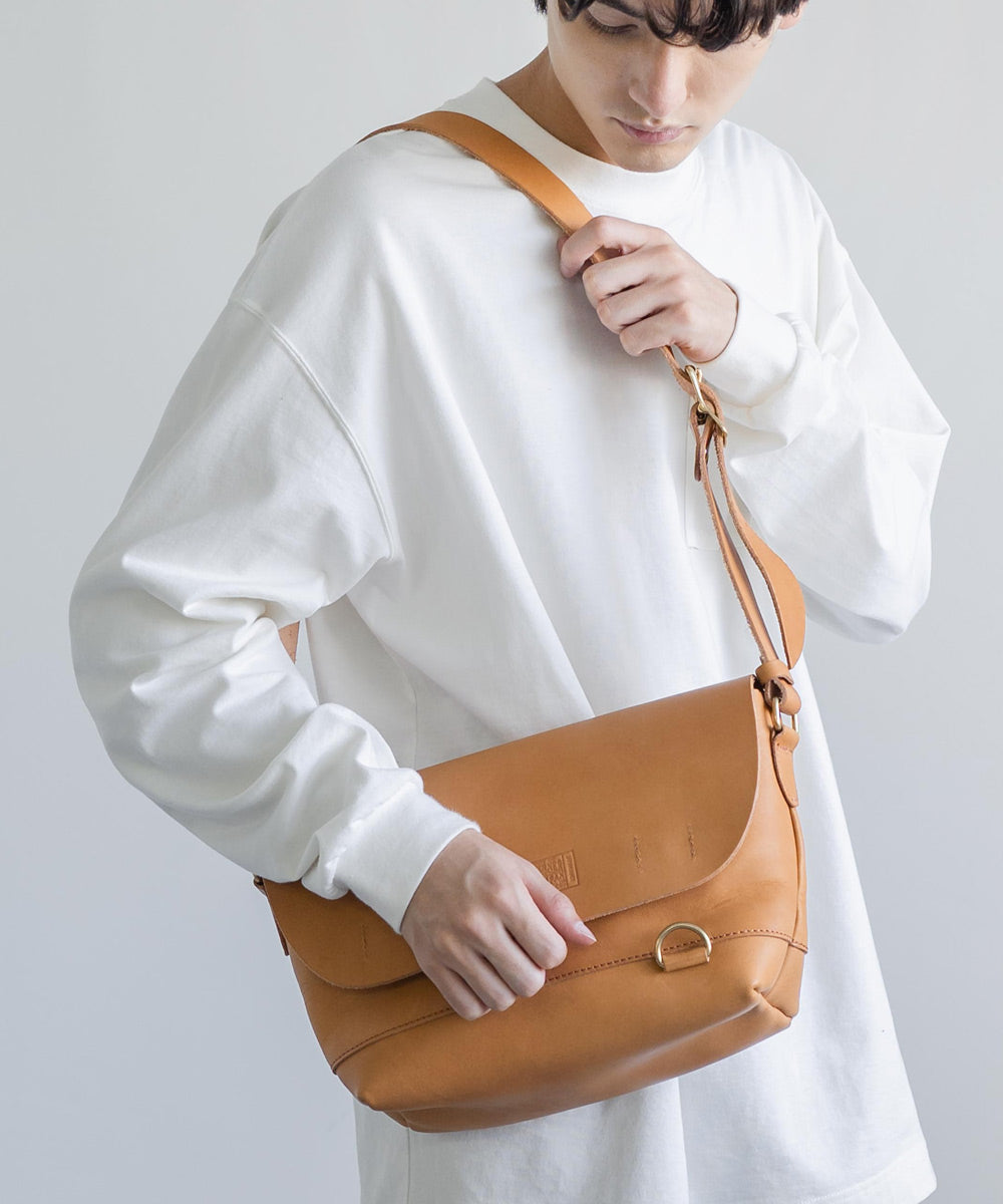 ロッキーモンロー Rocky Monroe ショルダーバッグ メッセンジャー 本革 ヌメ革 栃木レザー メンズ 斜めがけ 鞄 ミニショルダー ボディバッグ クーリエバッグ ワンショルダー 軽量 大容量 B （ベージュ） ベージュ