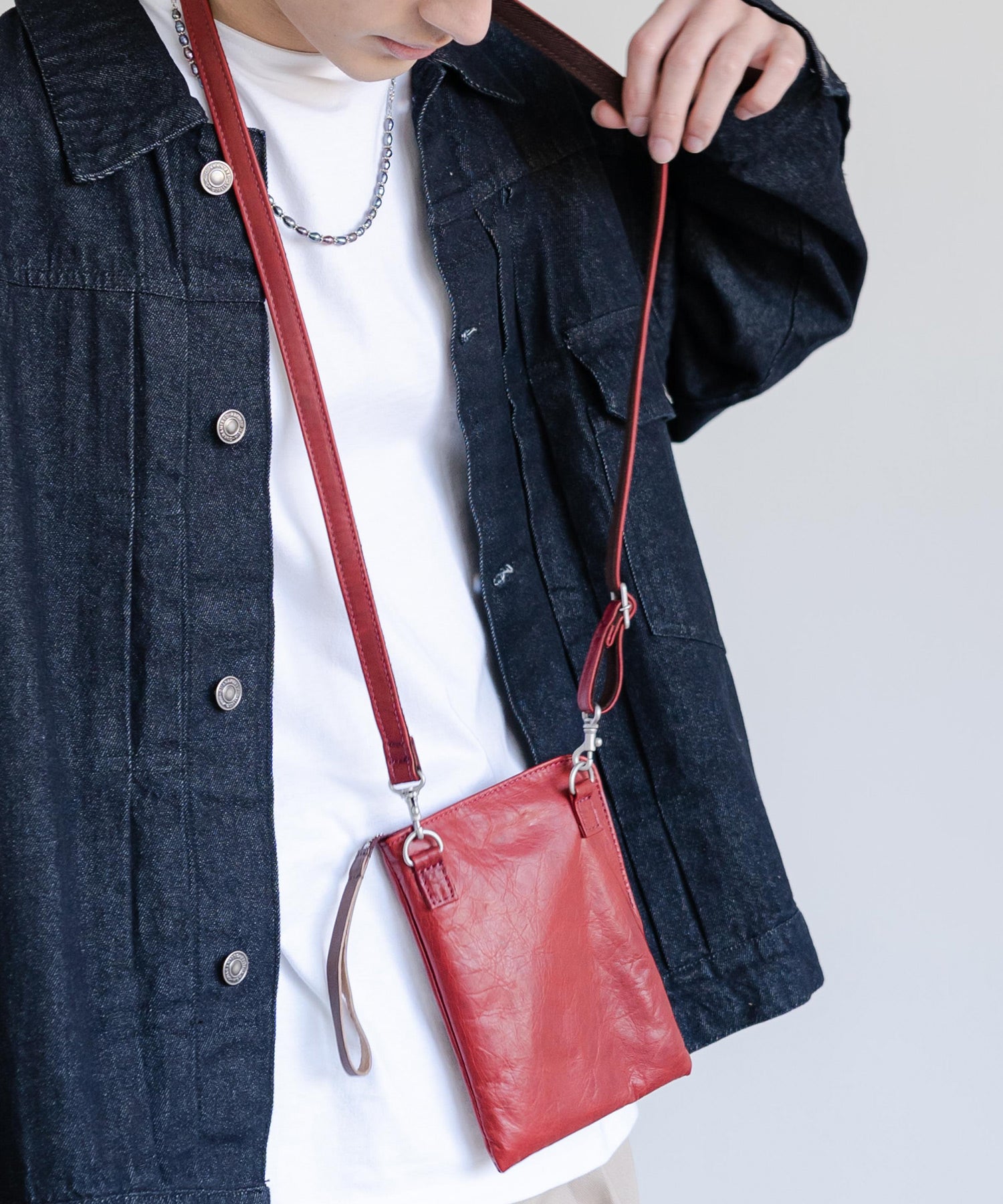 ロッキーモンロー Rocky Monroe ミニショルダーバッグ 縦型 メンズ レディース 馬革 本革 ポニー スマホポシェット 斜め掛け 肩がけ 首かけ ポーチ 超軽量 コンパクト フェス アウトドア  （レッド） レッド