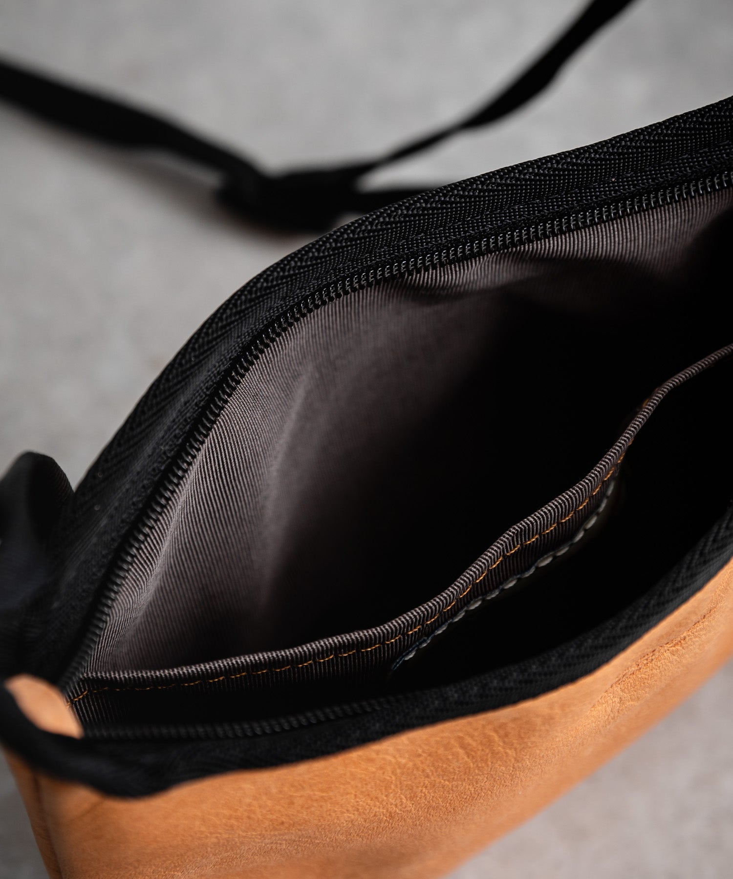 Rocky Monroe Shoulder Bag Pouch for Men and Women, Horse Leather, Compact, Outing, Leisure, Present, Gift, Crossbody, Shoulder Carry, Simple, Day