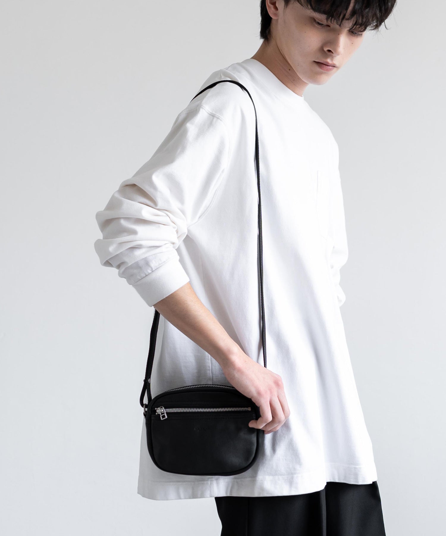 ロッキーモンロー Rocky Monroe ショルダーバッグ メンズ レディース 馬革 皮 ホースレザー 鞄 サコッシュ コンパクト お出かけ レジャー プレゼント ギフト 斜め掛け 肩掛け シンプル 日