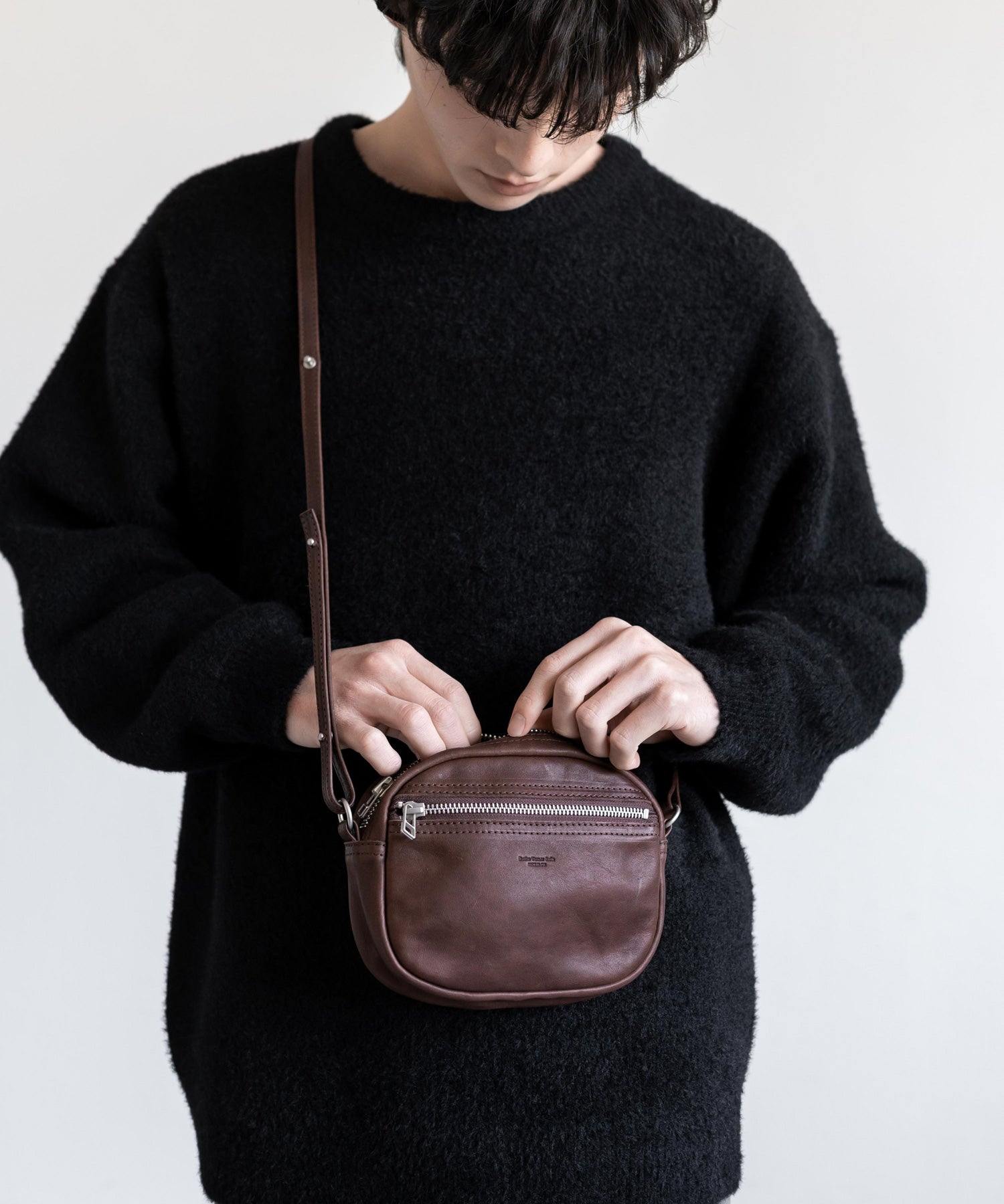 ロッキーモンロー Rocky Monroe ショルダーバッグ メンズ レディース 馬革 皮 ホースレザー 鞄 サコッシュ コンパクト お出かけ レジャー プレゼント ギフト 斜め掛け 肩掛け シンプル 日