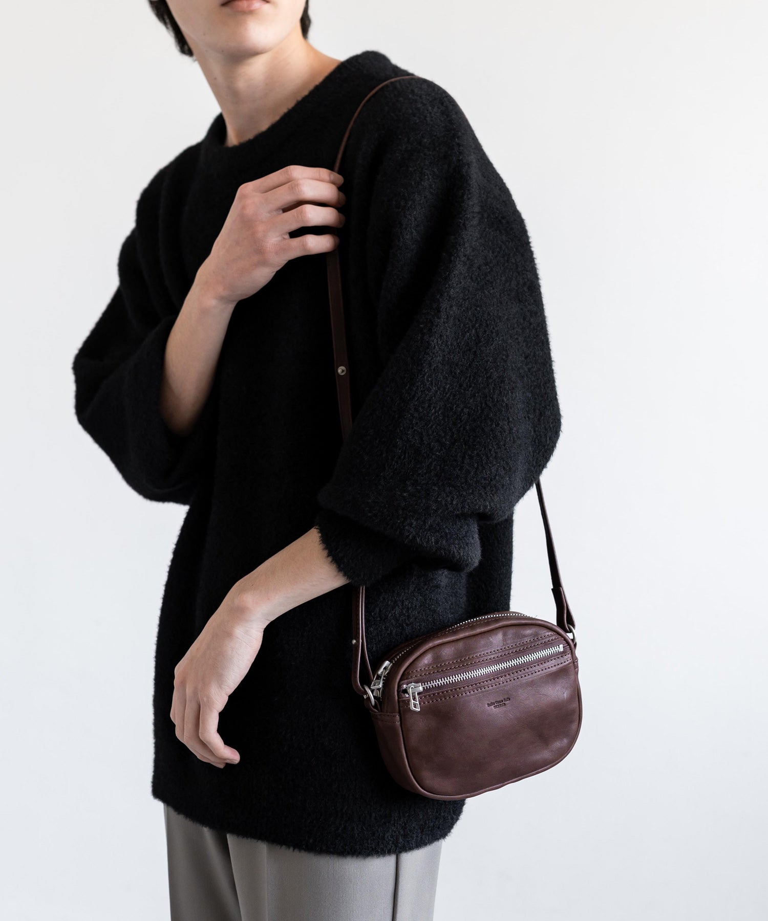 ロッキーモンロー Rocky Monroe ショルダーバッグ メンズ レディース 馬革 皮 ホースレザー 鞄 サコッシュ コンパクト お出かけ レジャー プレゼント ギフト 斜め掛け 肩掛け シンプル 日