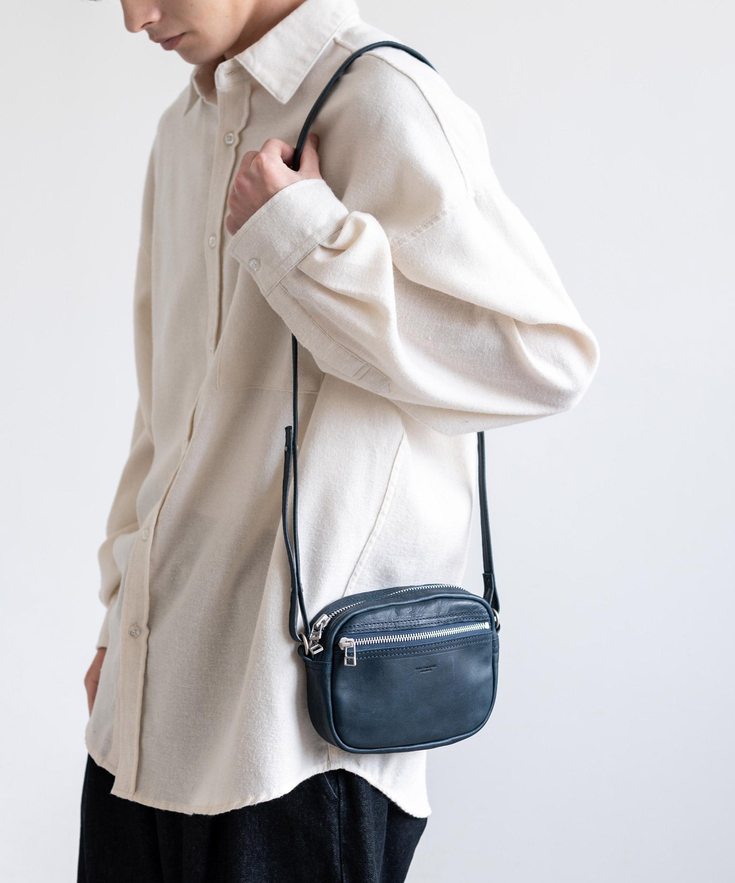 ロッキーモンロー Rocky Monroe ショルダーバッグ メンズ レディース 馬革 皮 ホースレザー 鞄 サコッシュ コンパクト お出かけ レジャー プレゼント ギフト 斜め掛け 肩掛け シンプル 日