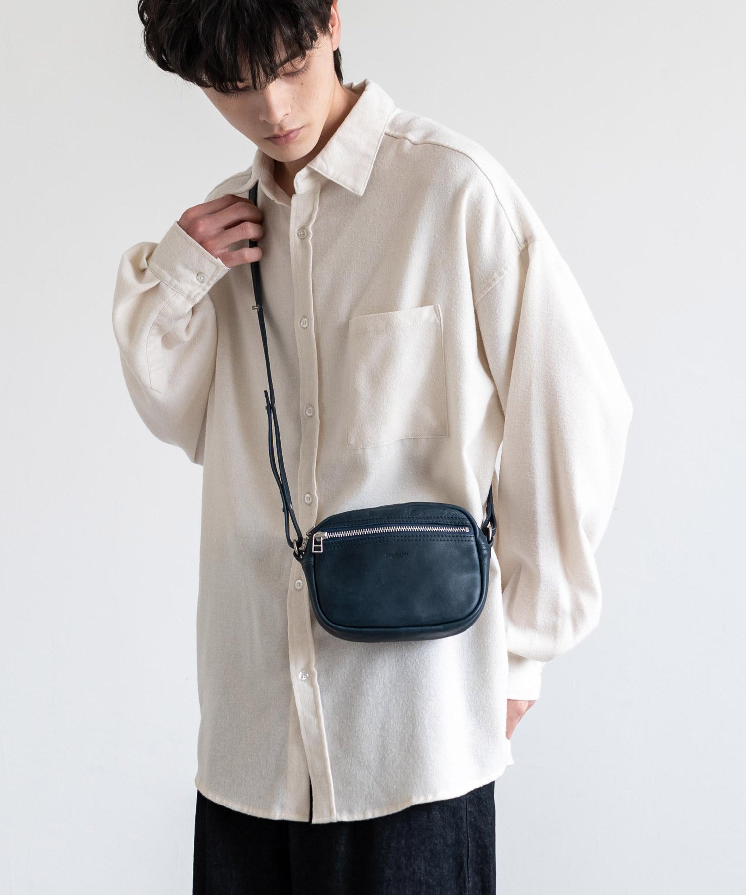 ロッキーモンロー Rocky Monroe ショルダーバッグ メンズ レディース 馬革 皮 ホースレザー 鞄 サコッシュ コンパクト お出かけ レジャー プレゼント ギフト 斜め掛け 肩掛け シンプル 日