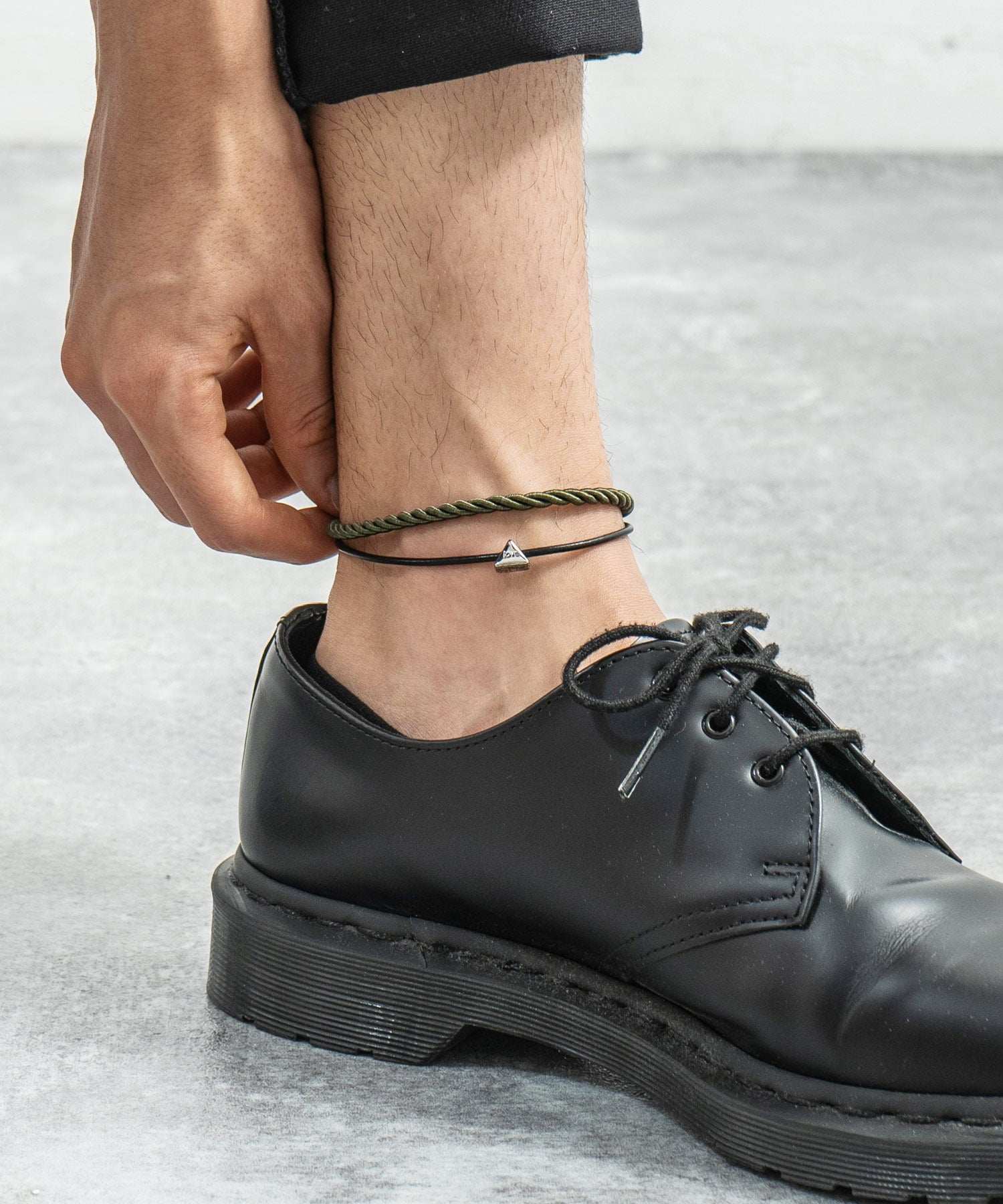 ロッキーモンロー Rocky Monroe アンクレット ブレスレット メンズ レディース つけっぱなし 2連 シルバー PU フェイクレザー チャーム カラーコード ペア シンプル 英字 9571
