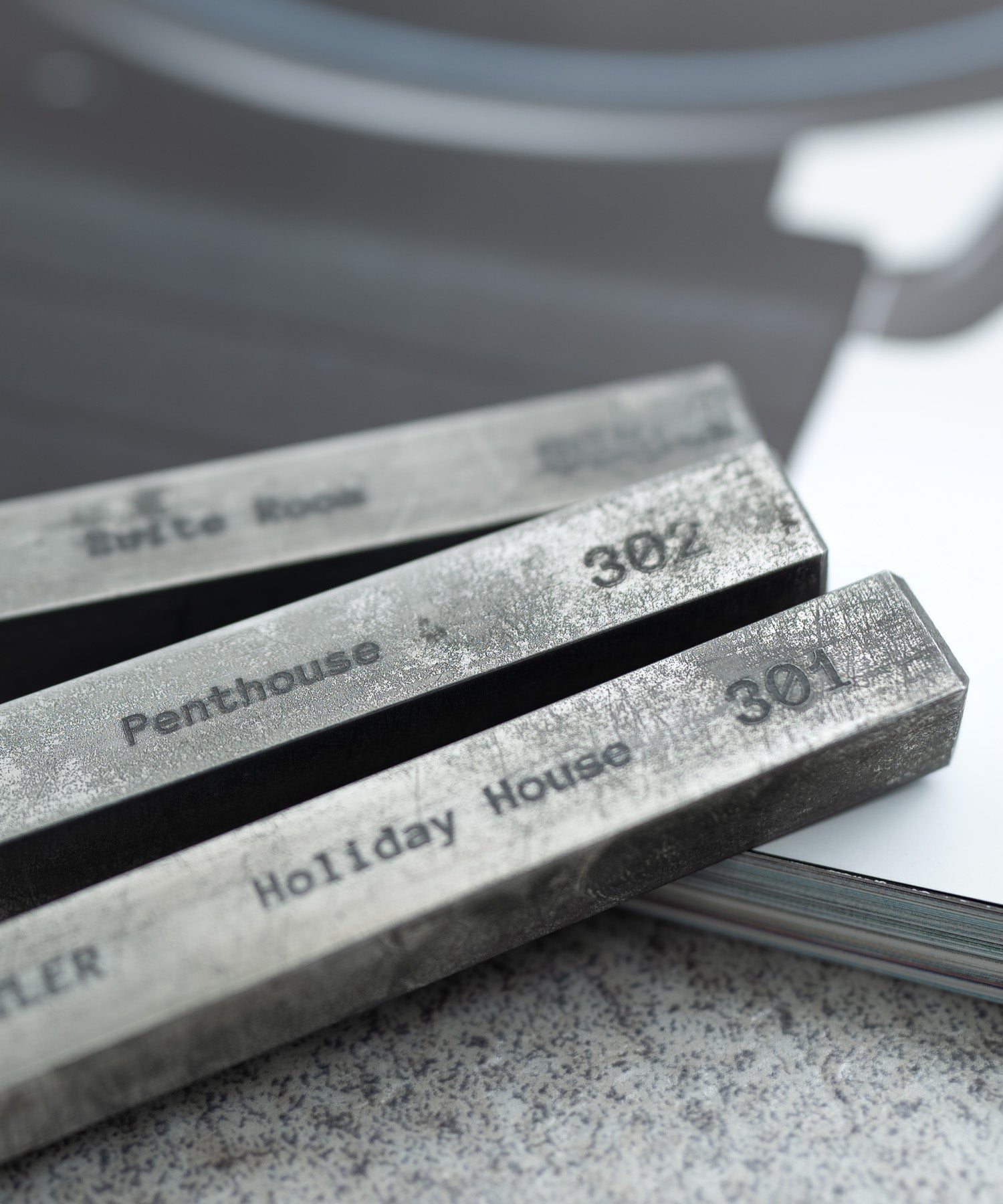 ロッキーモンロー Rocky Monroe キーホルダー ホテルキー ルームキー 日本製 アルミ メンズ レディース キーリング キーチェーン アメカジ カジュアル シンプル 鍵 カギ プレゼント トラッ （302.Penthouse） 302.Penthouse