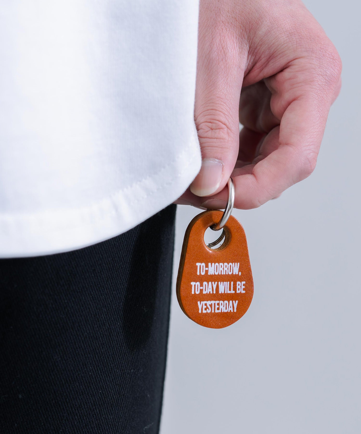 ロッキーモンロー Rocky Monroe キーチャーム COWタグ キーホルダー 本革 メンズ レディース 栃木レザー 牛革 日本製 国産 キーリング ストラップ カジュアル アメカジ シンプル ギフト （キャメル） キャメル