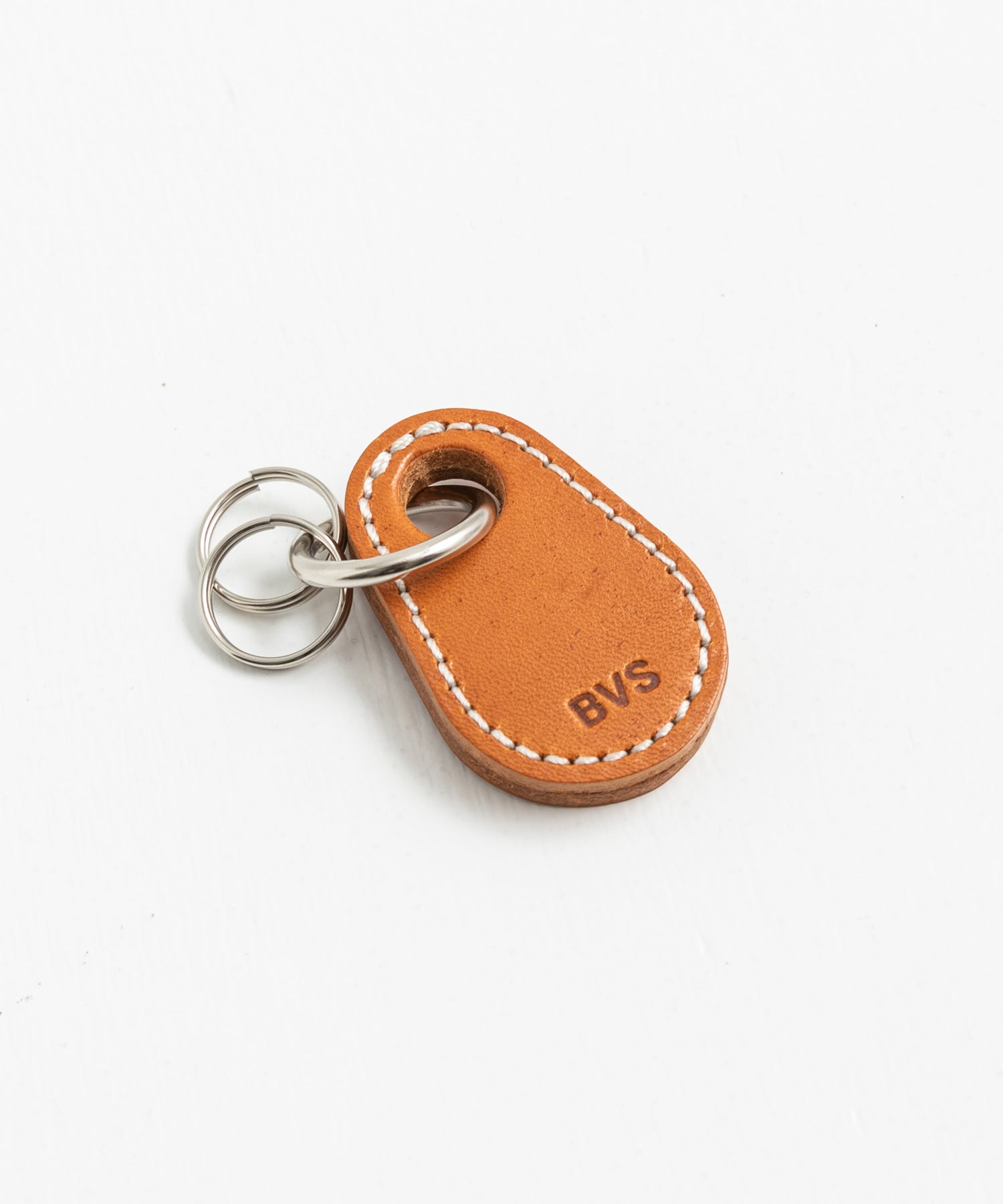 ロッキーモンロー Rocky Monroe キーチャーム COWタグ キーホルダー 本革 メンズ レディース 栃木レザー 牛革 日本製 国産 キーリング ストラップ カジュアル アメカジ シンプル ギフト （キャメル） キャメル