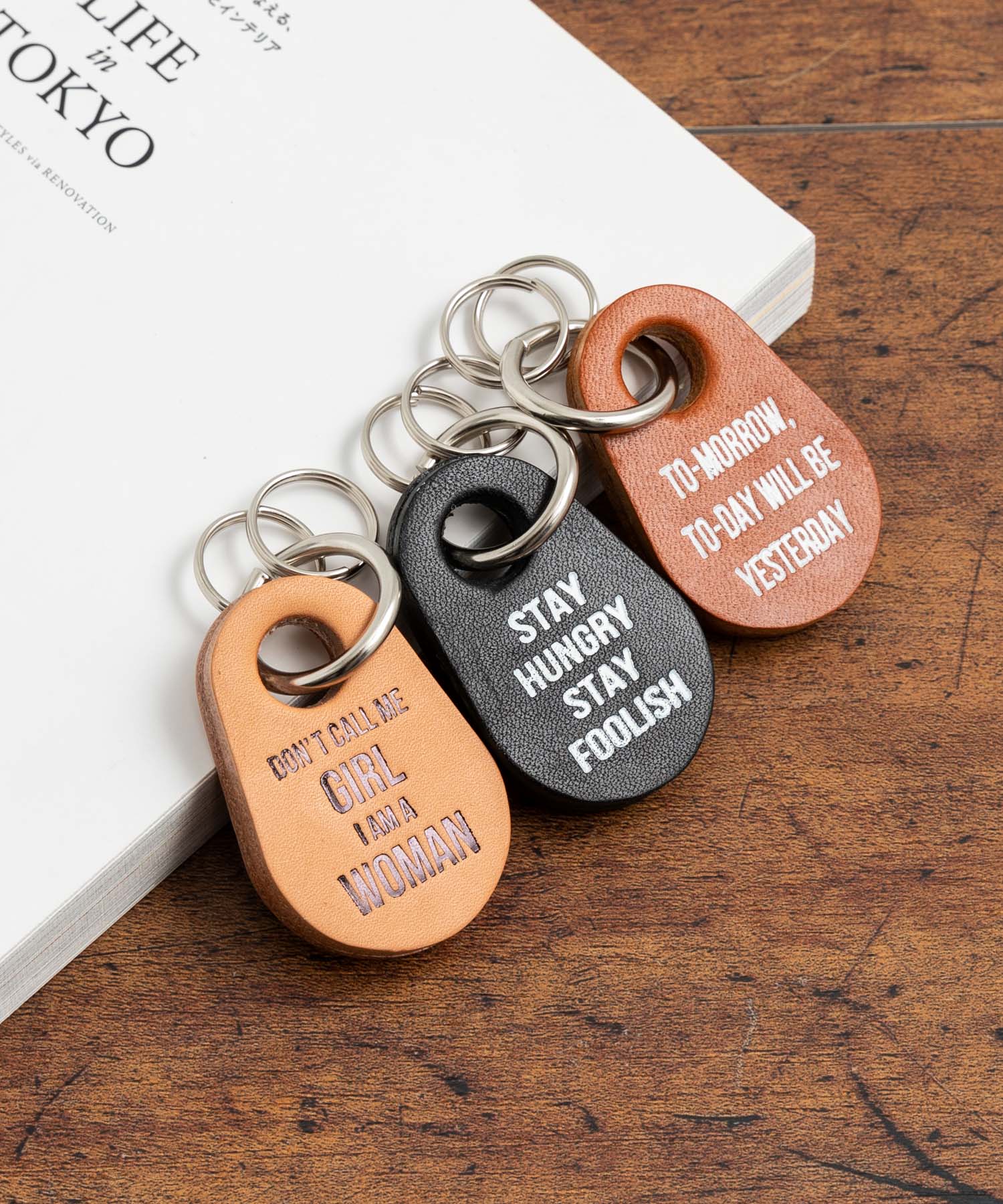 ロッキーモンロー Rocky Monroe キーチャーム COWタグ キーホルダー 本革 メンズ レディース 栃木レザー 牛革 日本製 国産 キーリング ストラップ カジュアル アメカジ シンプル ギフト （キャメル） キャメル