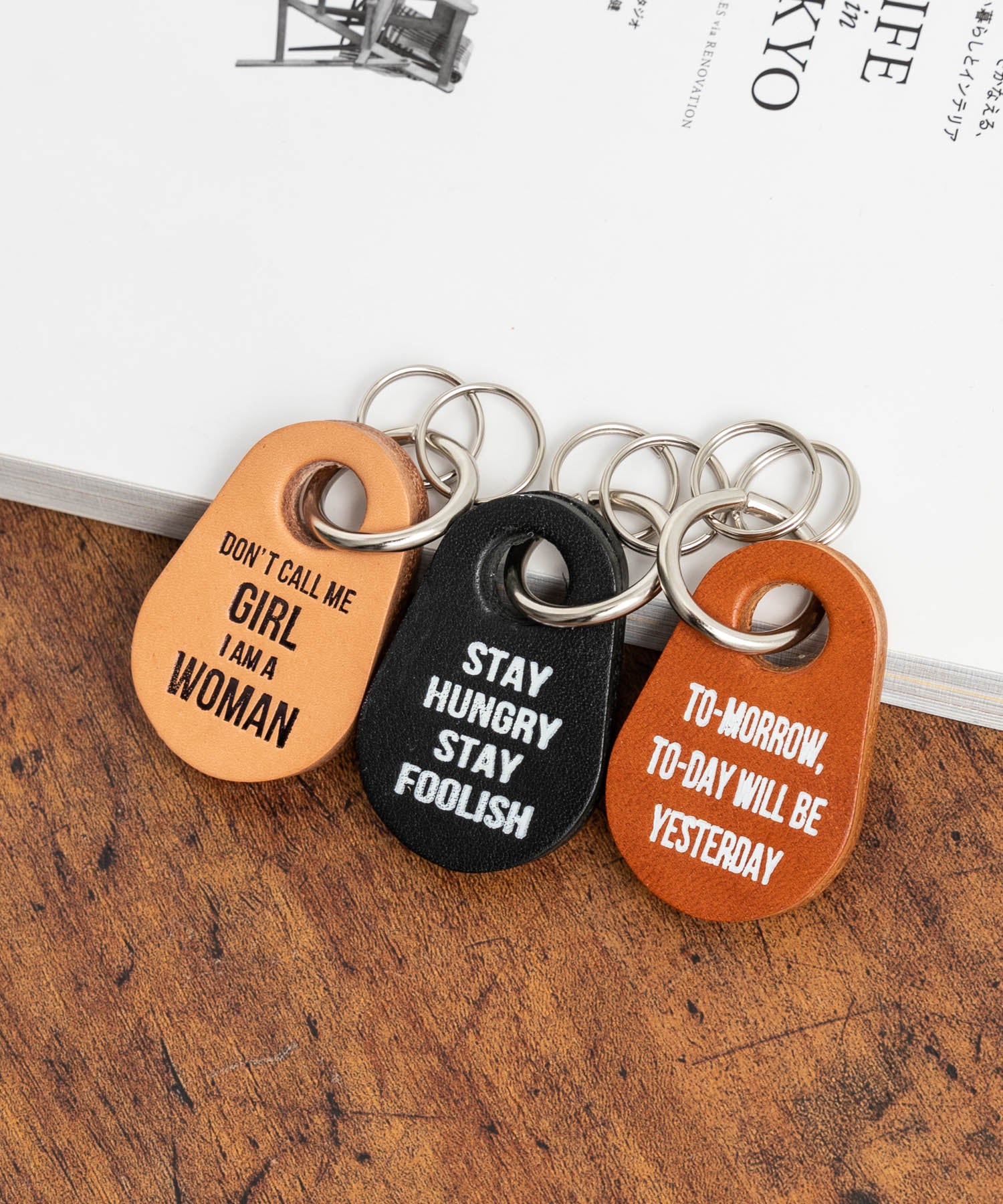 ロッキーモンロー Rocky Monroe キーチャーム COWタグ キーホルダー 本革 メンズ レディース 栃木レザー 牛革 日本製 国産 キーリング ストラップ カジュアル アメカジ シンプル ギフト （キャメル） キャメル