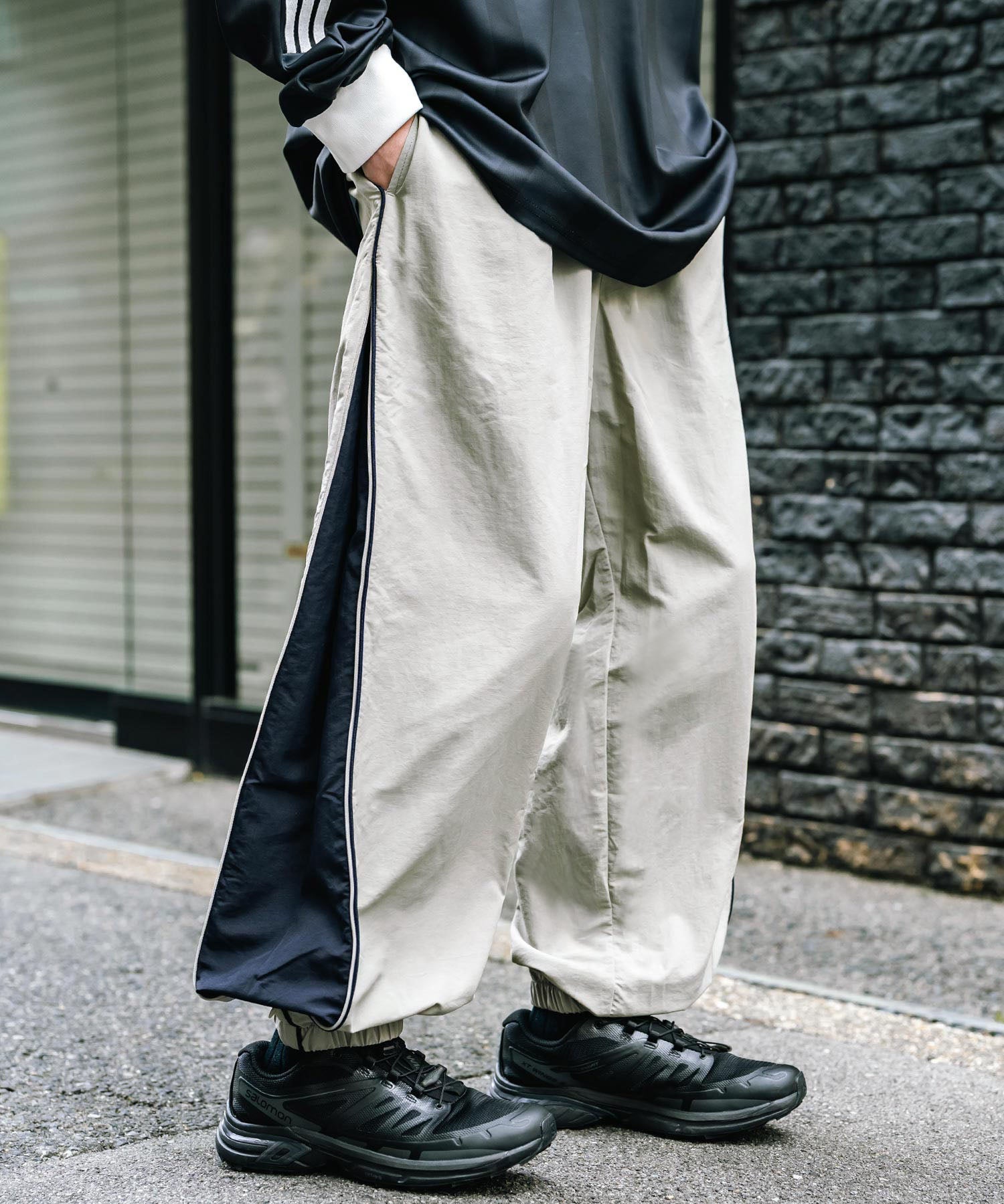 ロッキーモンロー Rocky Monroe トラックパンツ ナイロン サイドジップ ワイド メンズ レディース 配色 2way テック系 パイピング イージージョガー スケーター ドローコード 14308 （グレー） グレー