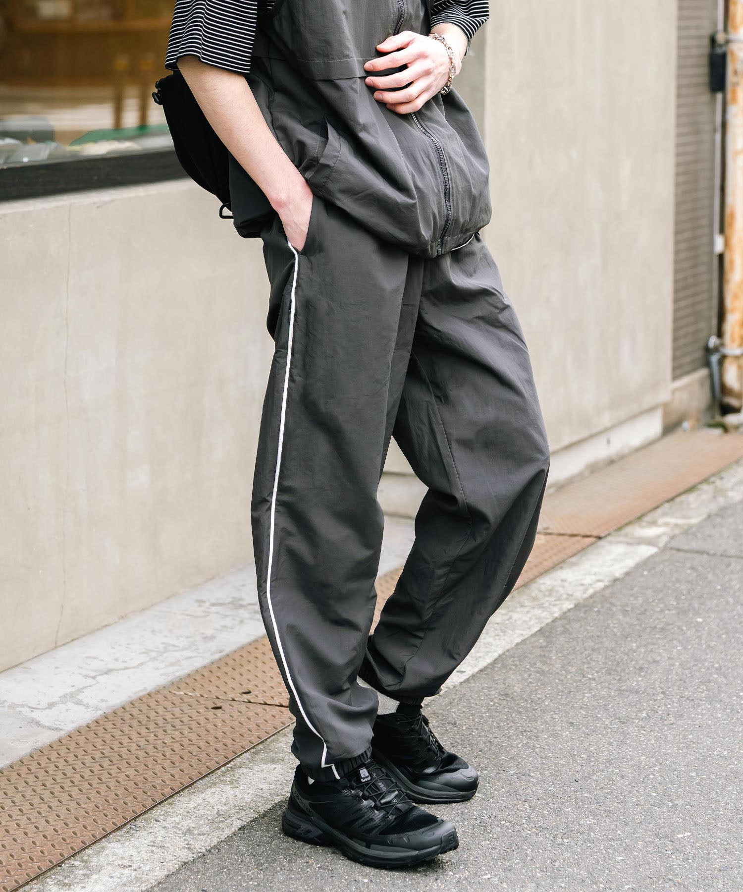 ロッキーモンロー Rocky Monroe トラックパンツ ナイロン サイドジップ ワイド メンズ レディース 配色 2way テック系 パイピング イージージョガー スケーター ドローコード 14308 （グレー） グレー