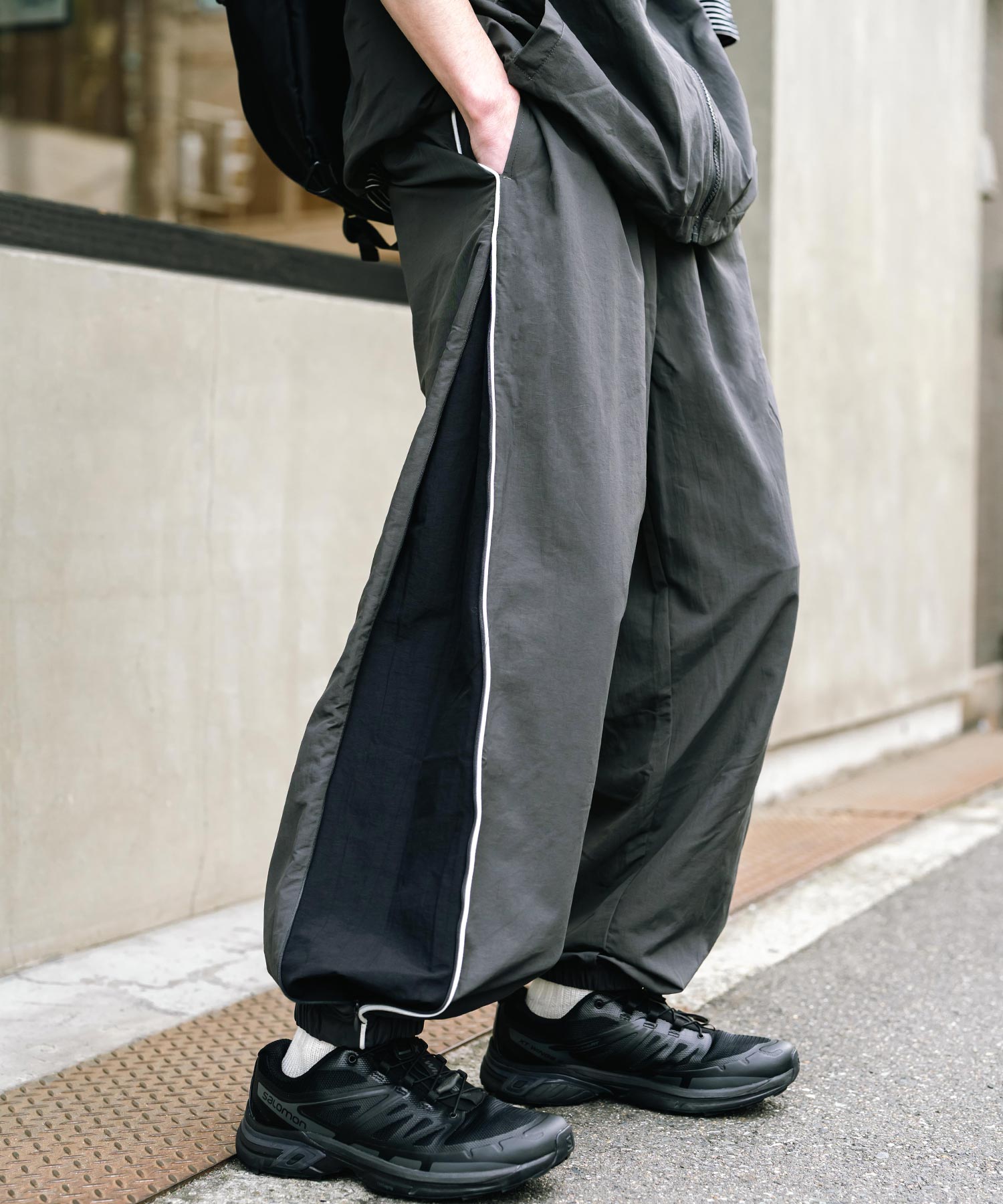 ロッキーモンロー Rocky Monroe トラックパンツ ナイロン サイドジップ ワイド メンズ レディース 配色 2way テック系 パイピング イージージョガー スケーター ドローコード 14308 （チャコール） チャコール