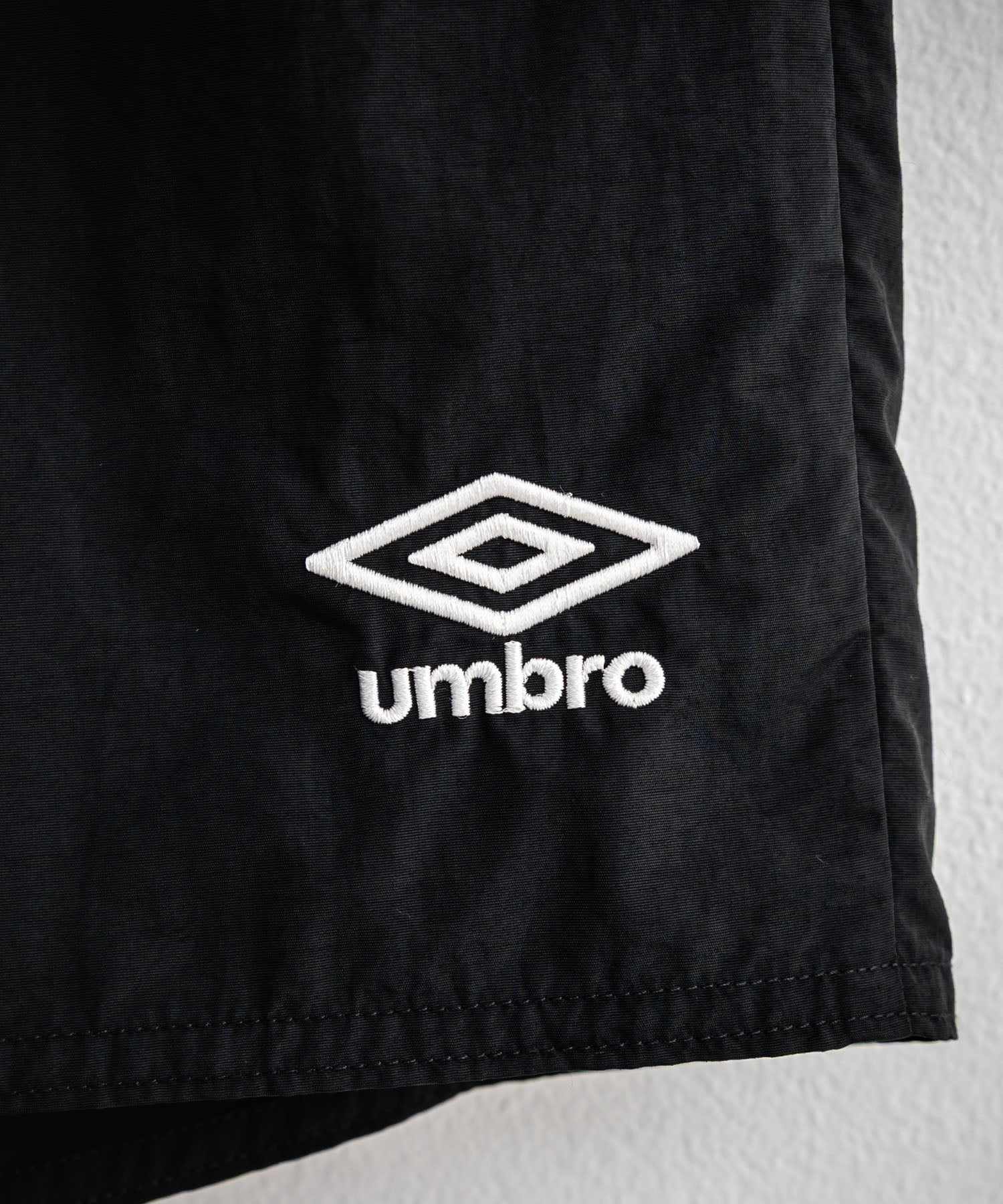 ロッキーモンロー Rocky Monroe UMBRO ショートパンツ ワイド ナイロン メンズ レディース イージーショーツ 短パン ひざ丈  ハーフ ワンポイント ロゴ刺繍 別注コラボ 14473 （ネイビー） ネイビー