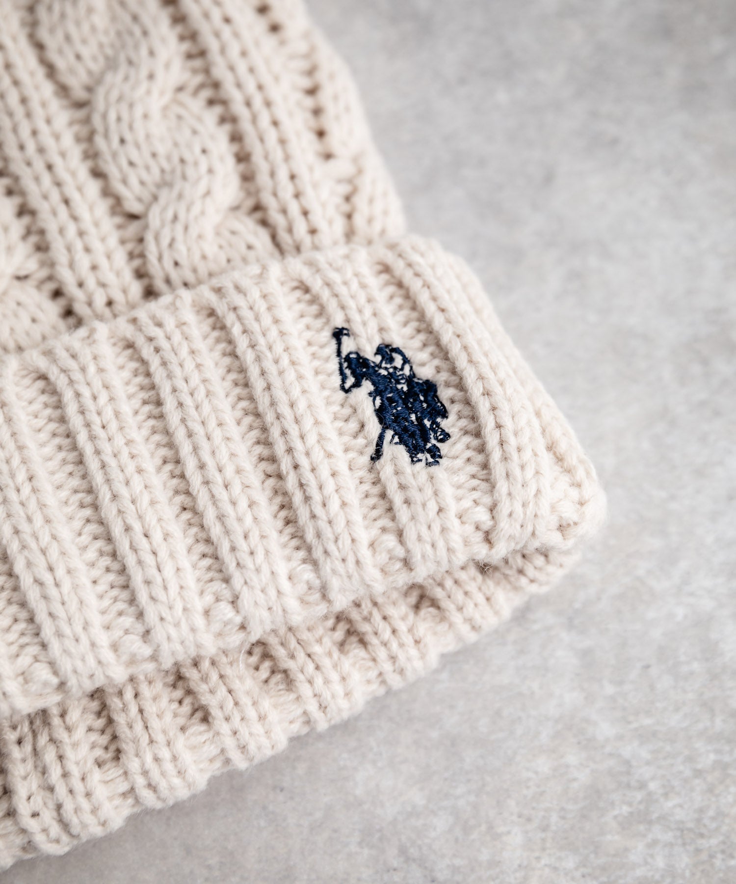 ロッキーモンロー Rocky Monroe ニット帽 ビニー メンズ レディース ニットキャップ 帽子 ケーブル編み 無地 ロゴ刺繍 スノボー 保温性  U.S. POLO ASSN.  14863 （11.アイボリー） 11.アイボリー