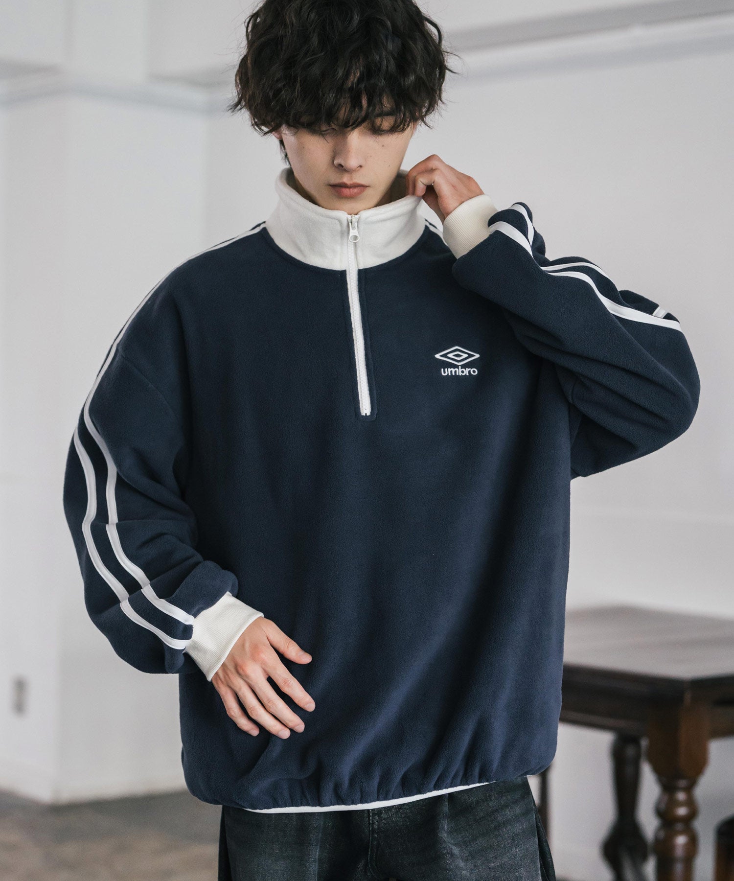 ロッキーモンロー Rocky Monroe UMBRO アンブロ フリース ハーフジップ 長袖 メンズ レディース トレーナー オーバーサイズ ロゴ刺繍 サイドライン ハイネック 別注 14946 （ネイビー） ネイビー