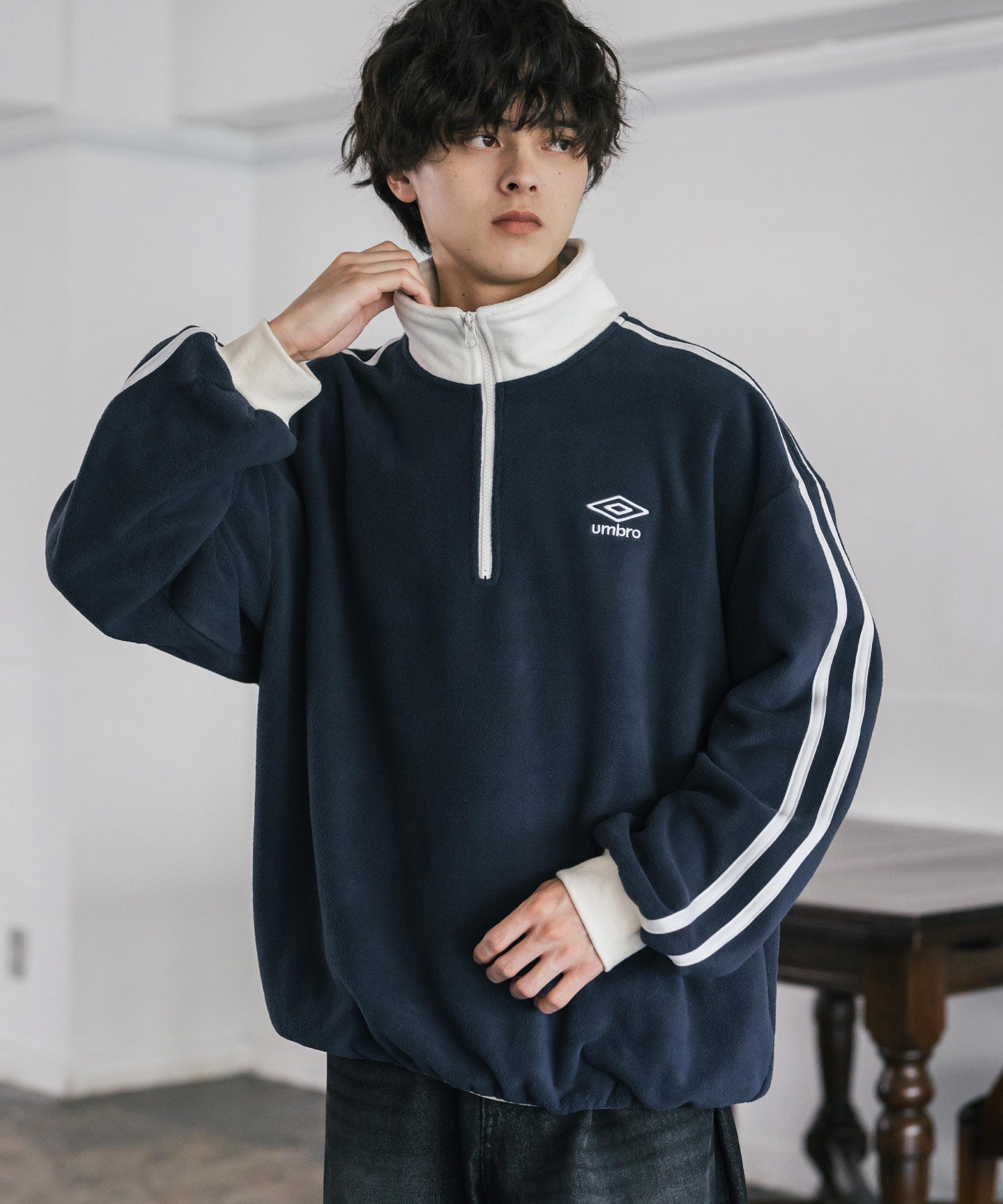 ロッキーモンロー Rocky Monroe UMBRO アンブロ フリース ハーフジップ 長袖 メンズ レディース トレーナー オーバーサイズ ロゴ刺繍 サイドライン ハイネック 別注 14946 （ネイビー） ネイビー