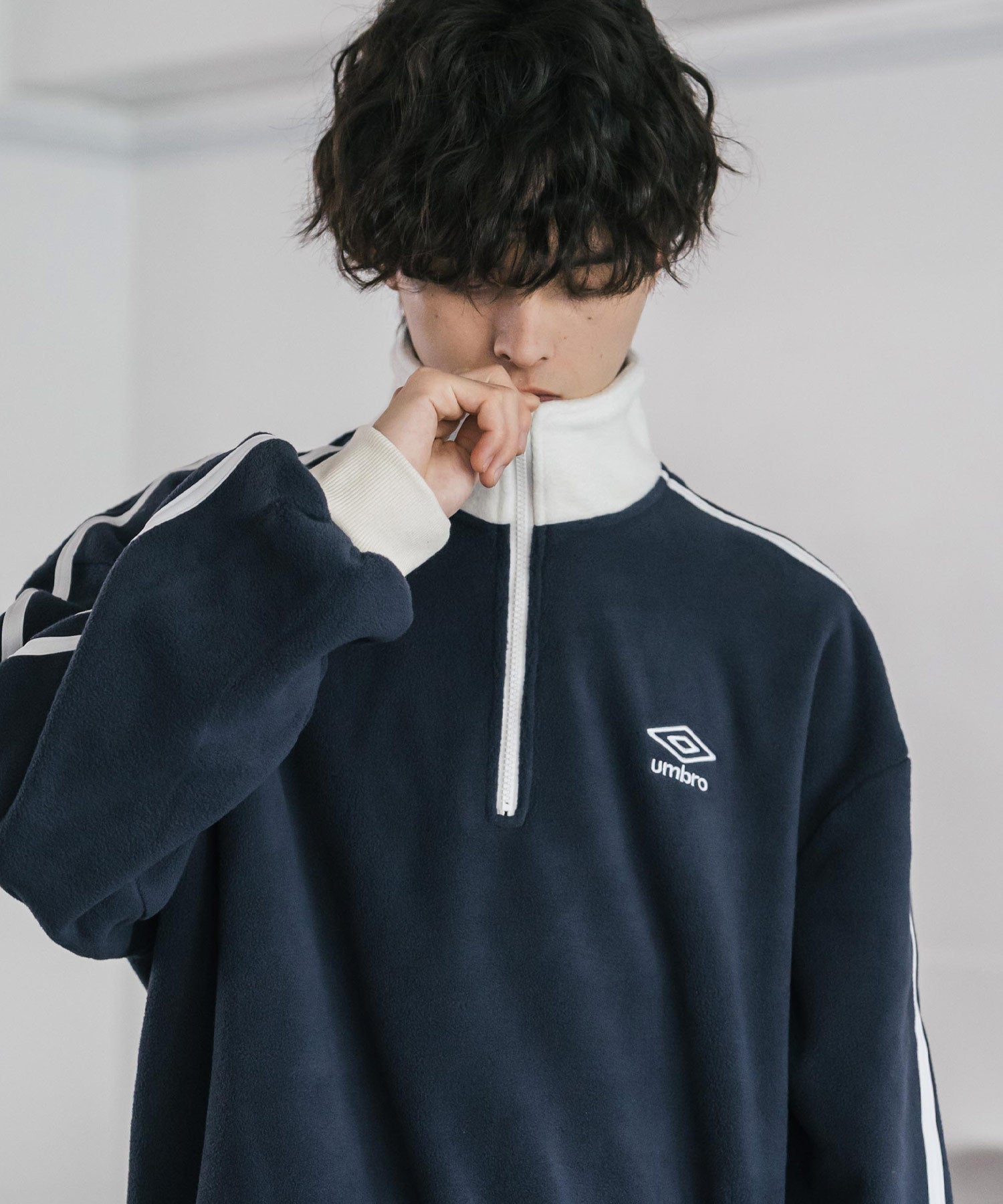 ロッキーモンロー Rocky Monroe UMBRO アンブロ フリース ハーフジップ 長袖 メンズ レディース トレーナー オーバーサイズ ロゴ刺繍 サイドライン ハイネック 別注 14946 （ネイビー） ネイビー