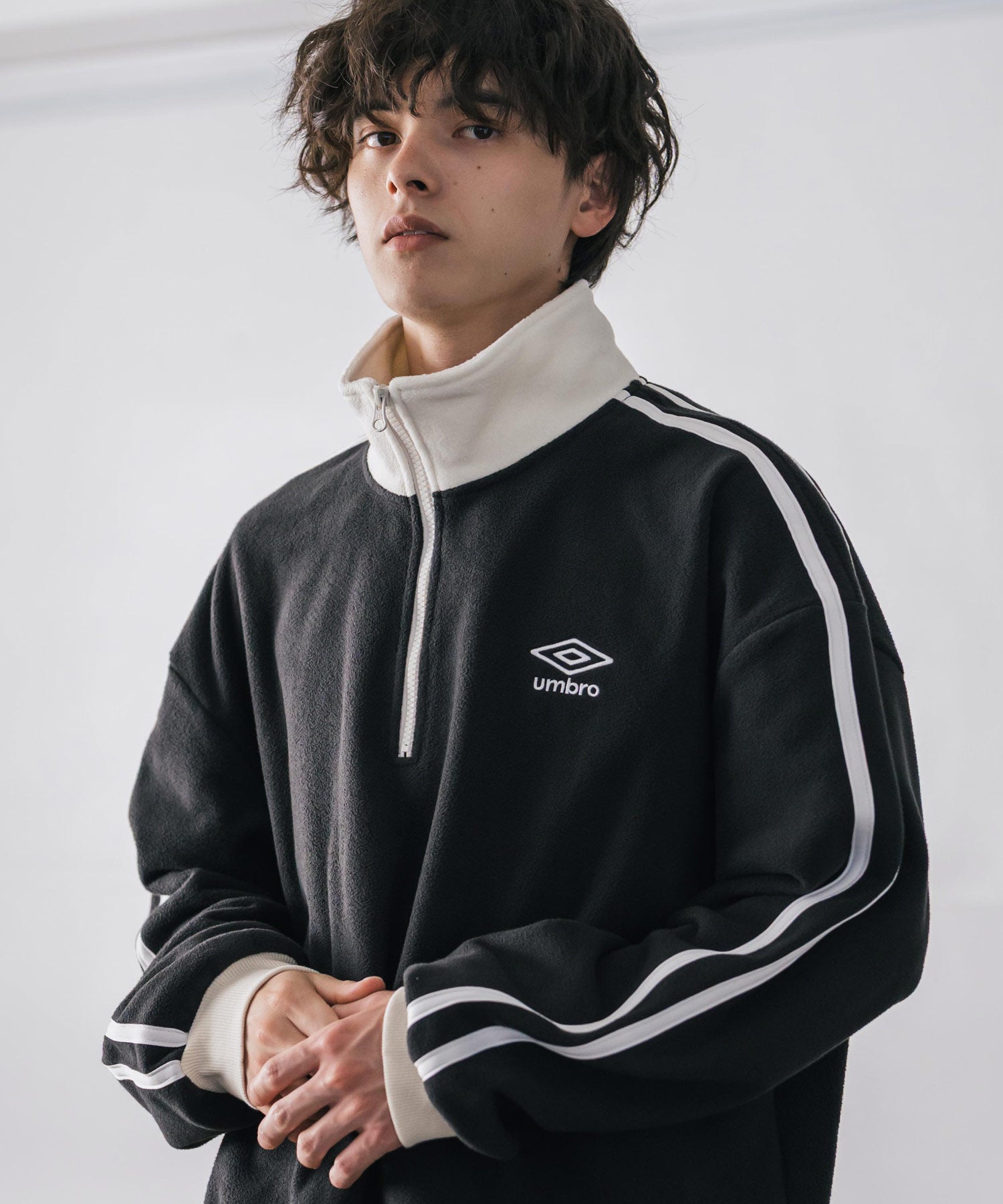 ロッキーモンロー Rocky Monroe UMBRO アンブロ フリース ハーフジップ 長袖 メンズ レディース トレーナー オーバーサイズ ロゴ刺繍 サイドライン ハイネック 別注 14946 （ネイビー） ネイビー