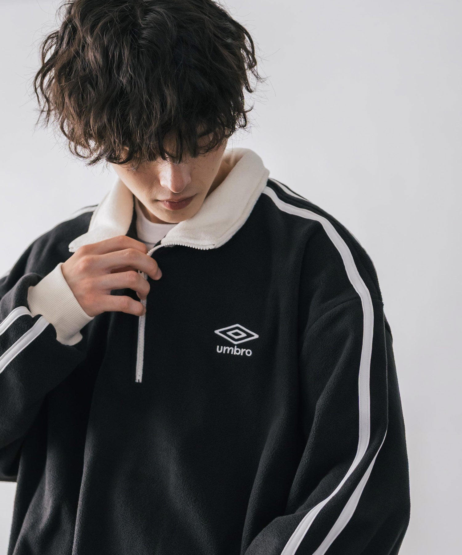 ロッキーモンロー Rocky Monroe UMBRO アンブロ フリース ハーフジップ 長袖 メンズ レディース トレーナー オーバーサイズ ロゴ刺繍 サイドライン ハイネック 別注 14946 （ネイビー） ネイビー