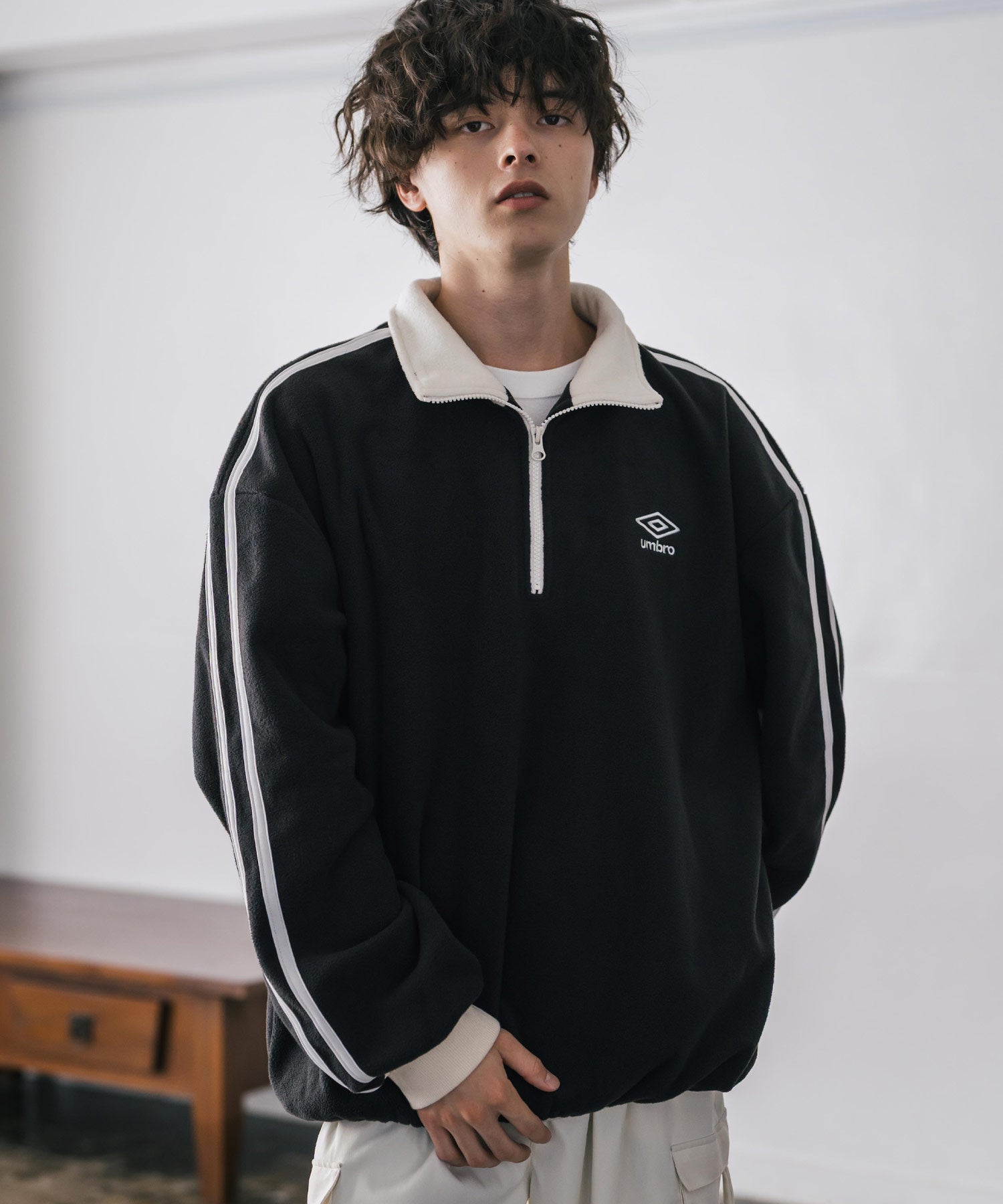 ロッキーモンロー Rocky Monroe UMBRO アンブロ フリース ハーフジップ 長袖 メンズ レディース トレーナー オーバーサイズ ロゴ刺繍 サイドライン ハイネック 別注 14946 （ネイビー） ネイビー