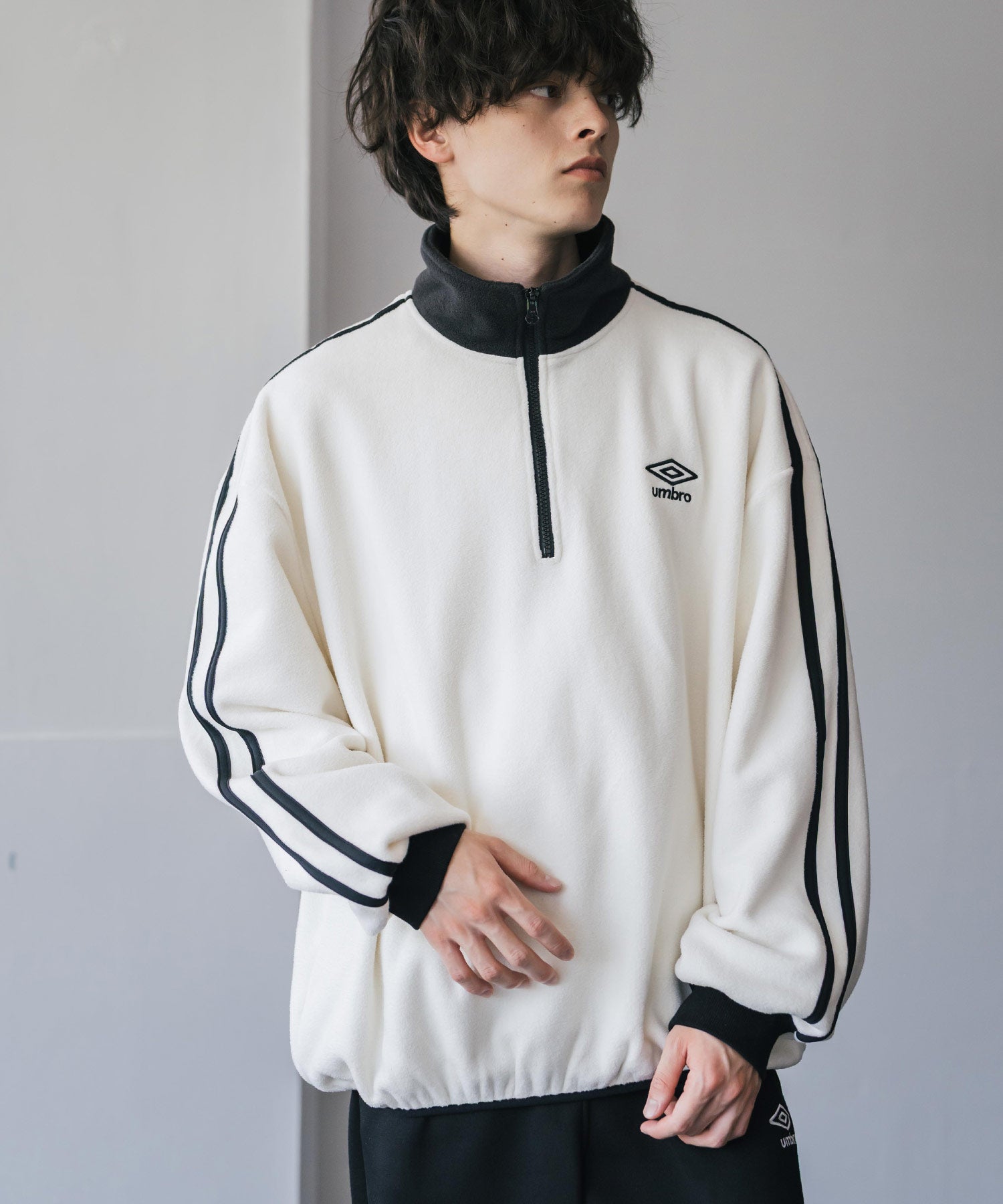 ロッキーモンロー Rocky Monroe UMBRO アンブロ フリース ハーフジップ 長袖 メンズ レディース トレーナー オーバーサイズ ロゴ刺繍 サイドライン ハイネック 別注 14946 （ネイビー） ネイビー