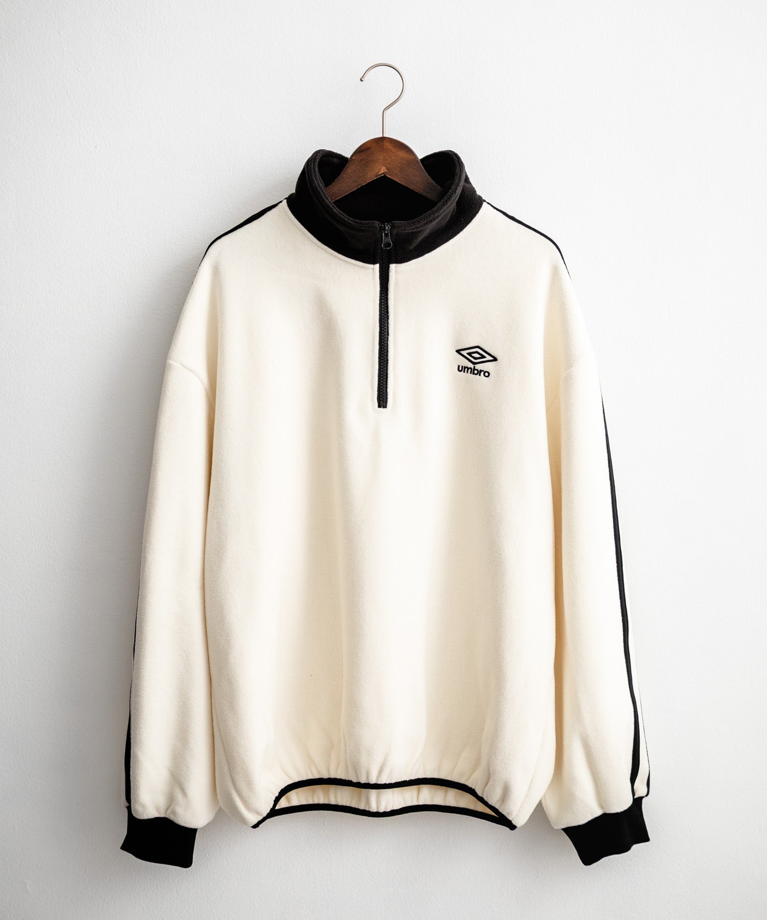 ロッキーモンロー Rocky Monroe UMBRO アンブロ フリース ハーフジップ 長袖 メンズ レディース トレーナー オーバーサイズ ロゴ刺繍 サイドライン ハイネック 別注 14946 （ネイビー） ネイビー