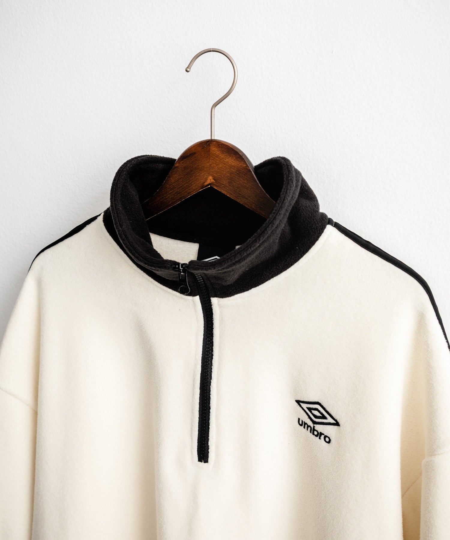 ロッキーモンロー Rocky Monroe UMBRO アンブロ フリース ハーフジップ 長袖 メンズ レディース トレーナー オーバーサイズ ロゴ刺繍 サイドライン ハイネック 別注 14946 （ネイビー） ネイビー