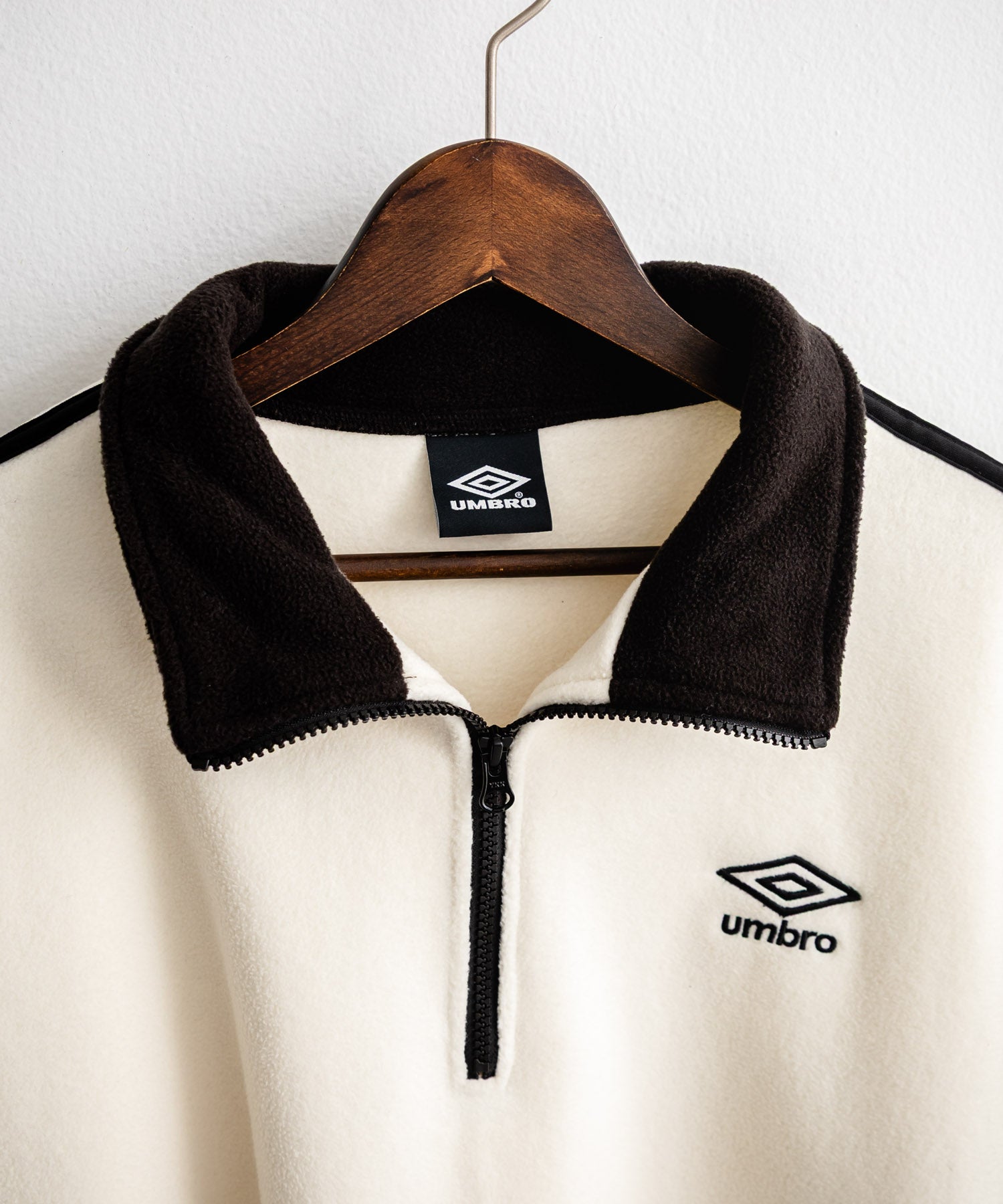 ロッキーモンロー Rocky Monroe UMBRO アンブロ フリース ハーフジップ 長袖 メンズ レディース トレーナー オーバーサイズ ロゴ刺繍 サイドライン ハイネック 別注 14946 （ネイビー） ネイビー