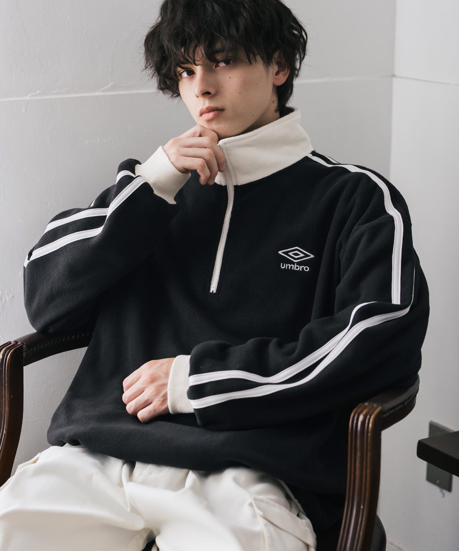 ロッキーモンロー Rocky Monroe UMBRO アンブロ フリース ハーフジップ 長袖 メンズ レディース トレーナー オーバーサイズ ロゴ刺繍 サイドライン ハイネック 別注 14946 （ブラック） ブラック