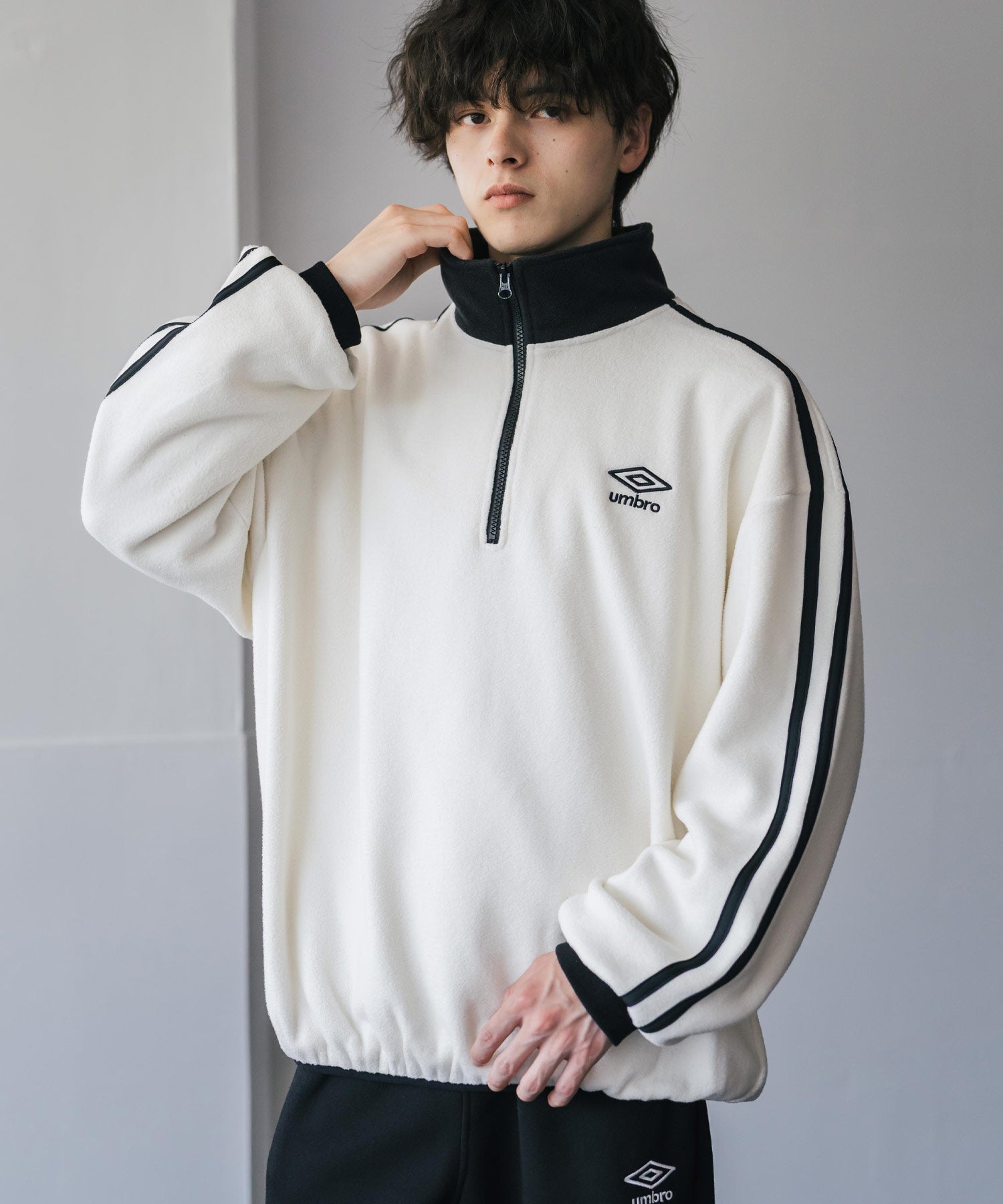 ロッキーモンロー Rocky Monroe UMBRO アンブロ フリース ハーフジップ 長袖 メンズ レディース トレーナー オーバーサイズ ロゴ刺繍 サイドライン ハイネック 別注 14946 （オフ） オフ