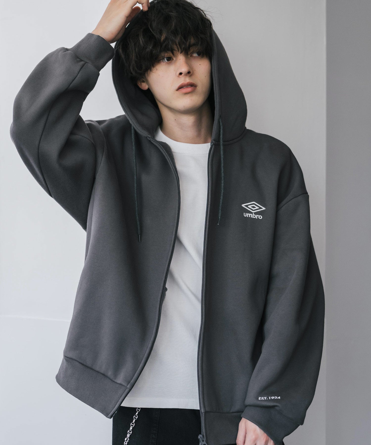 ロッキーモンロー Rocky Monroe UMBRO アンブロ ジップパーカー 裏起毛 長袖 メンズ スウェット フーディー ライトアウター オーバーサイズ あたたかい ロゴ刺繍 別注 14943 （チャコール） チャコール