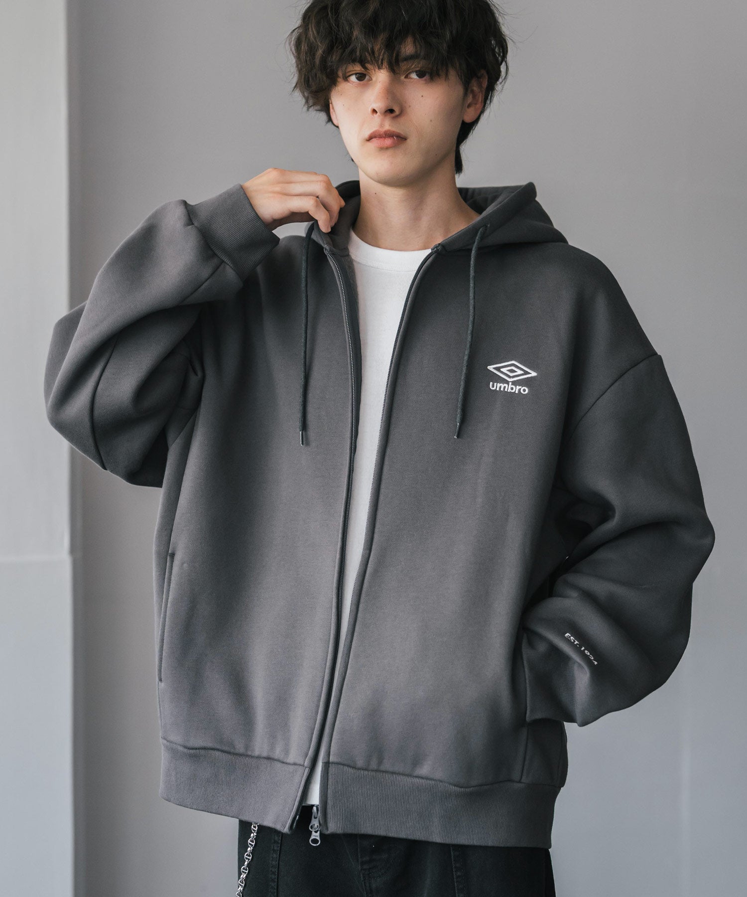 ロッキーモンロー Rocky Monroe UMBRO アンブロ ジップパーカー 裏起毛 長袖 メンズ スウェット フーディー ライトアウター オーバーサイズ あたたかい ロゴ刺繍 別注 14943 （チャコール） チャコール