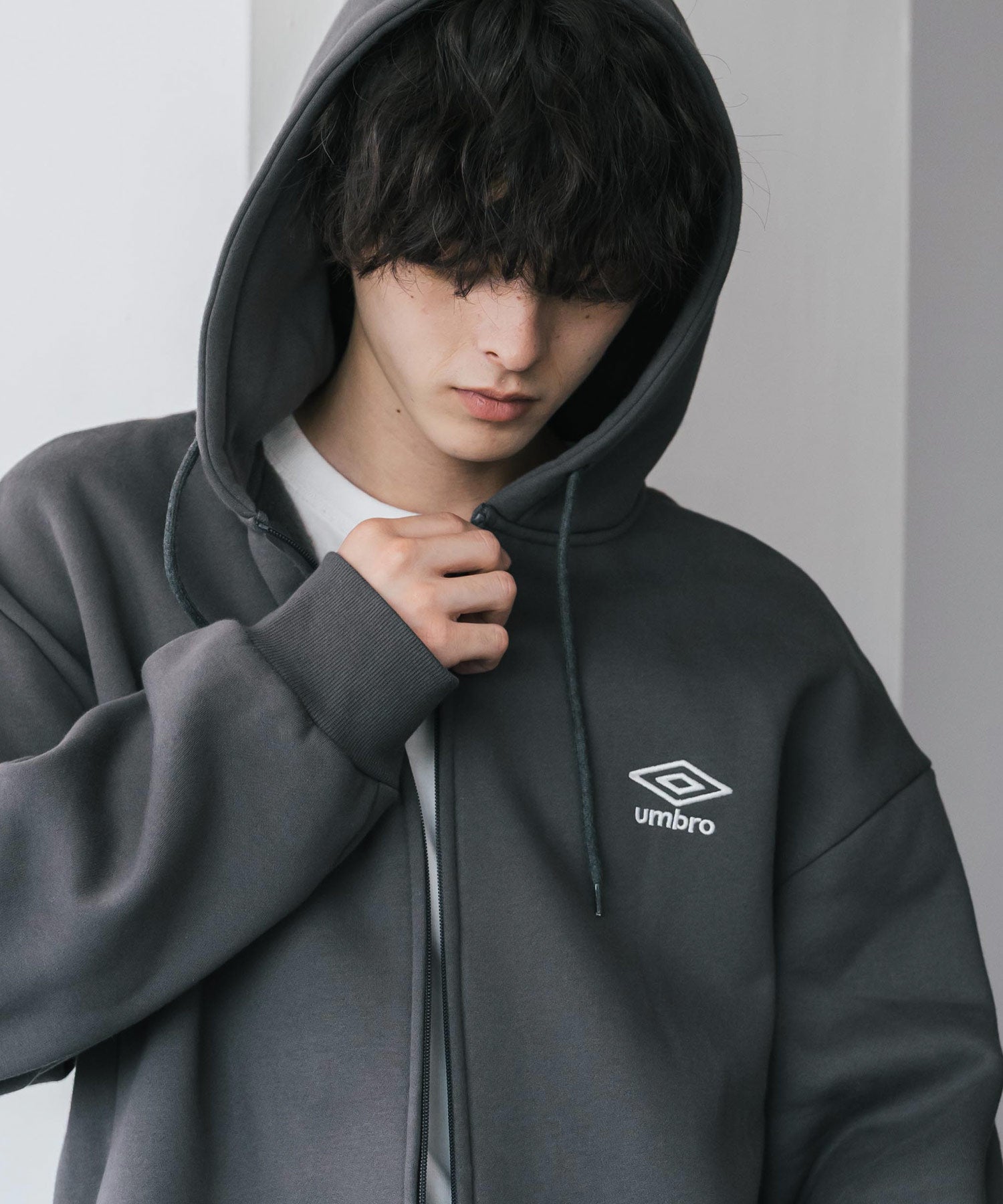 ロッキーモンロー Rocky Monroe UMBRO アンブロ ジップパーカー 裏起毛 長袖 メンズ スウェット フーディー ライトアウター オーバーサイズ あたたかい ロゴ刺繍 別注 14943 （チャコール） チャコール